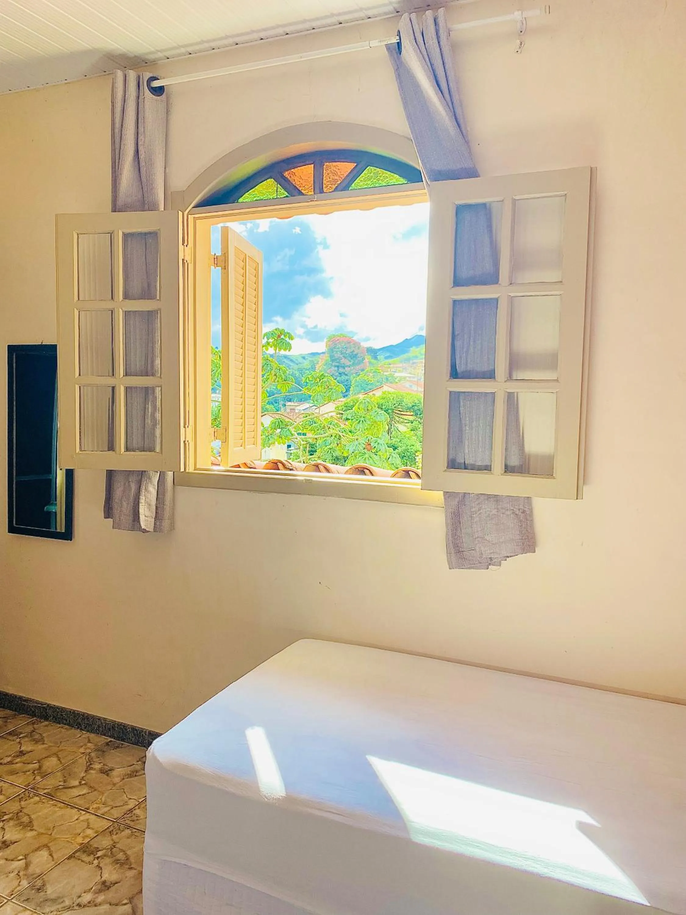 Photo of the whole room in Hospedaria Vila Rica - Pousada a 1 km do Centro Histórico