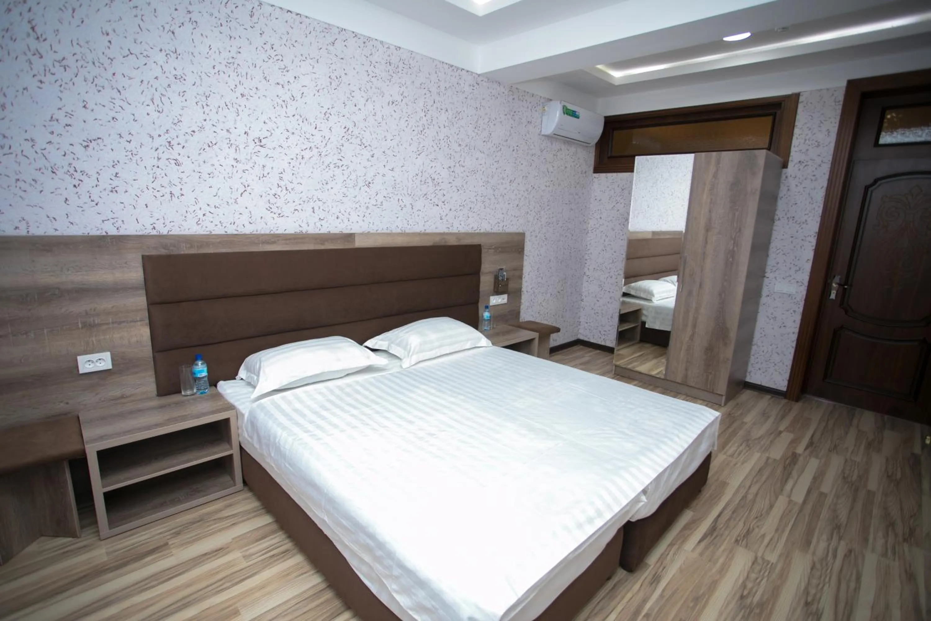 Photo of the whole room, Bed in Niso