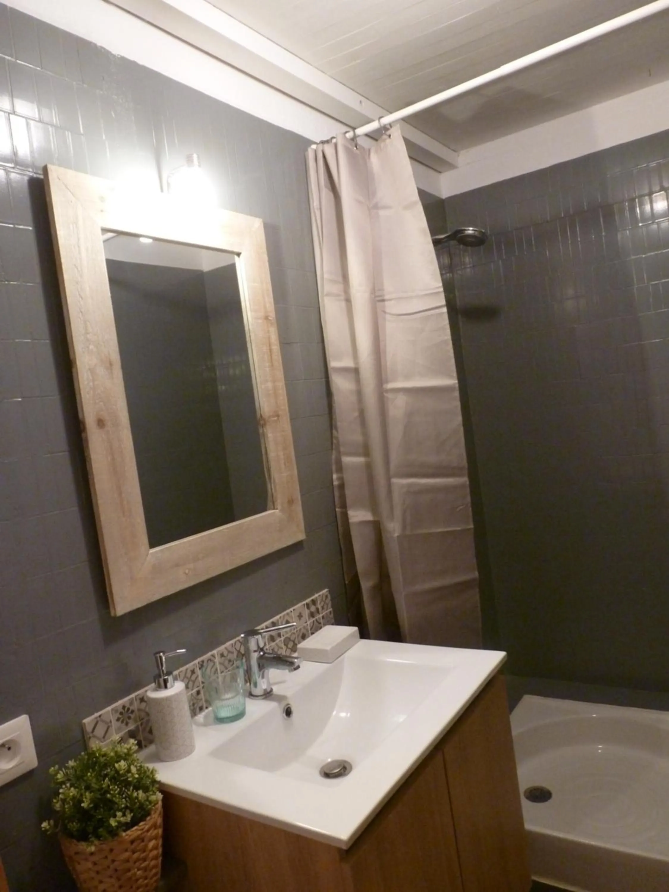 Shower in le rocher de Sampzon