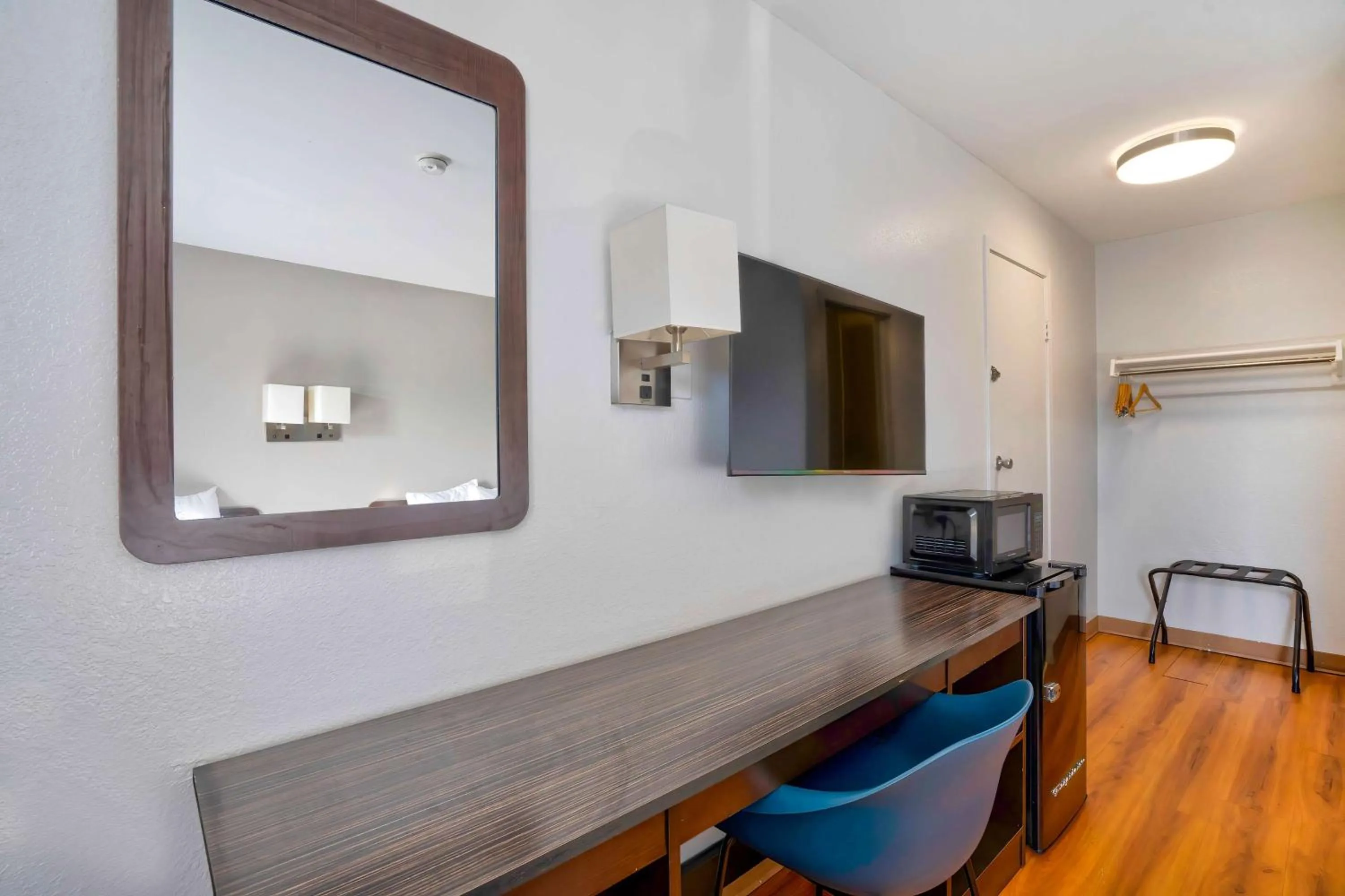 Bedroom in Motel 6-Lumberton, NC