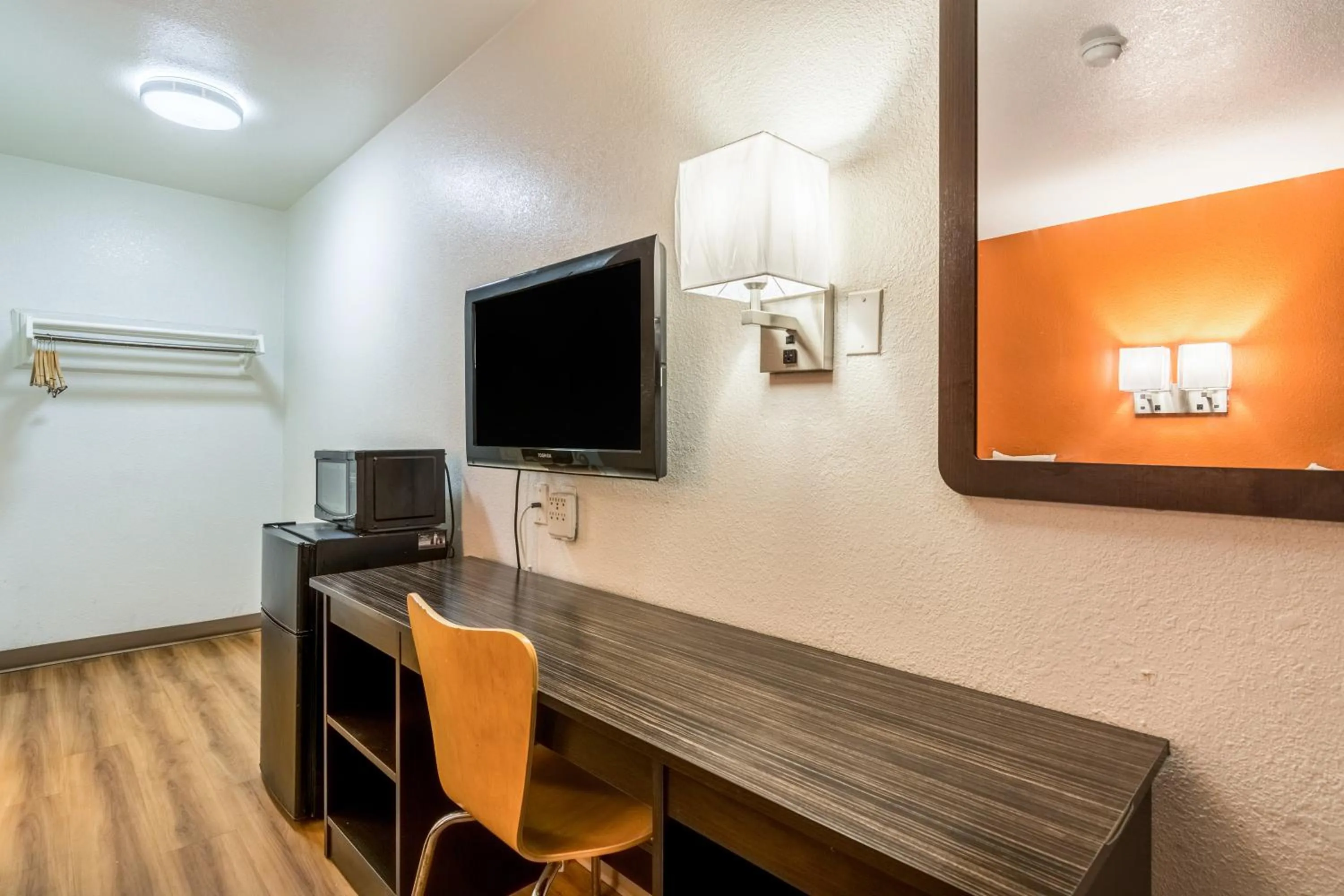 Bedroom in Motel 6-Lumberton, NC