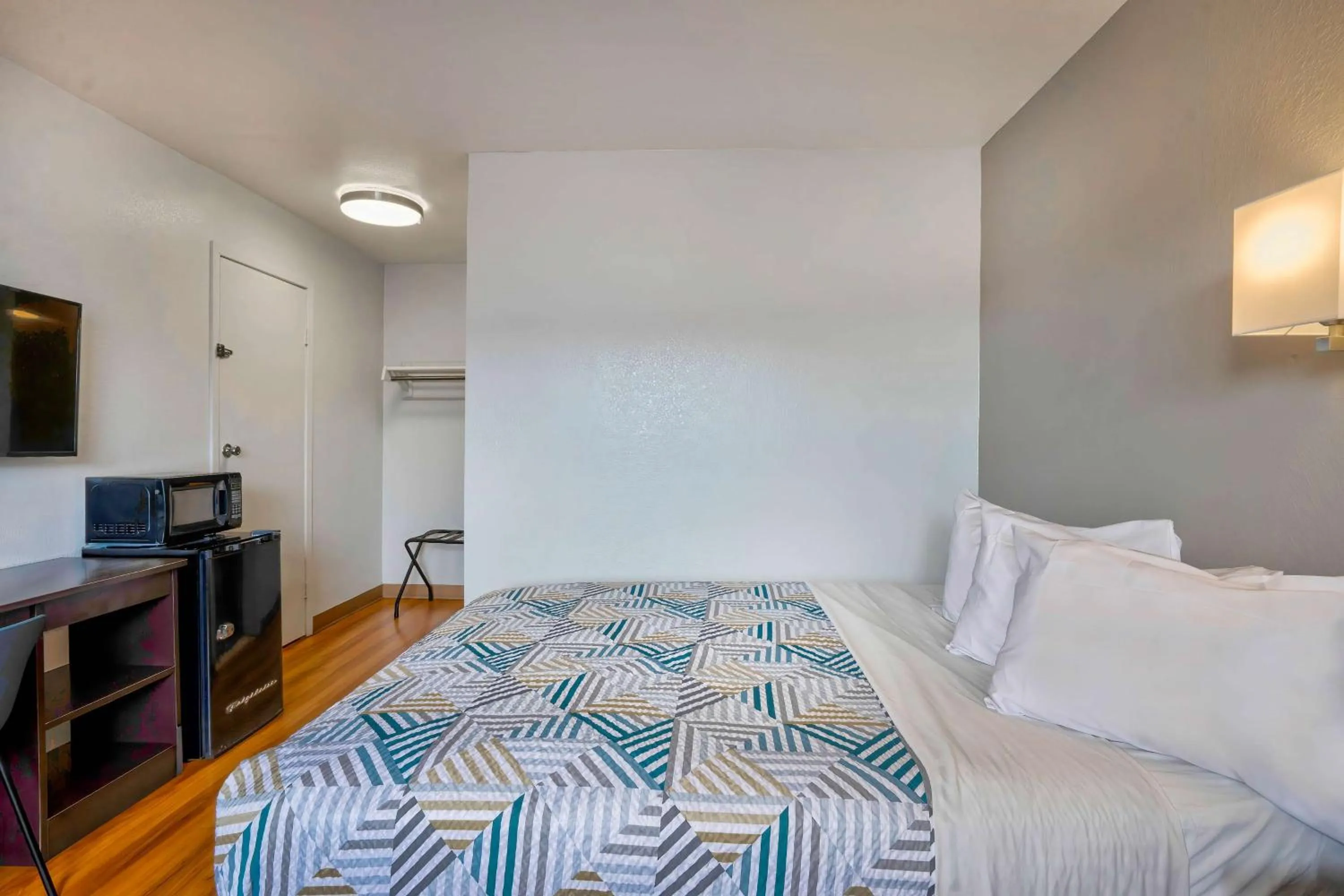 Bedroom, Bed in Motel 6-Lumberton, NC