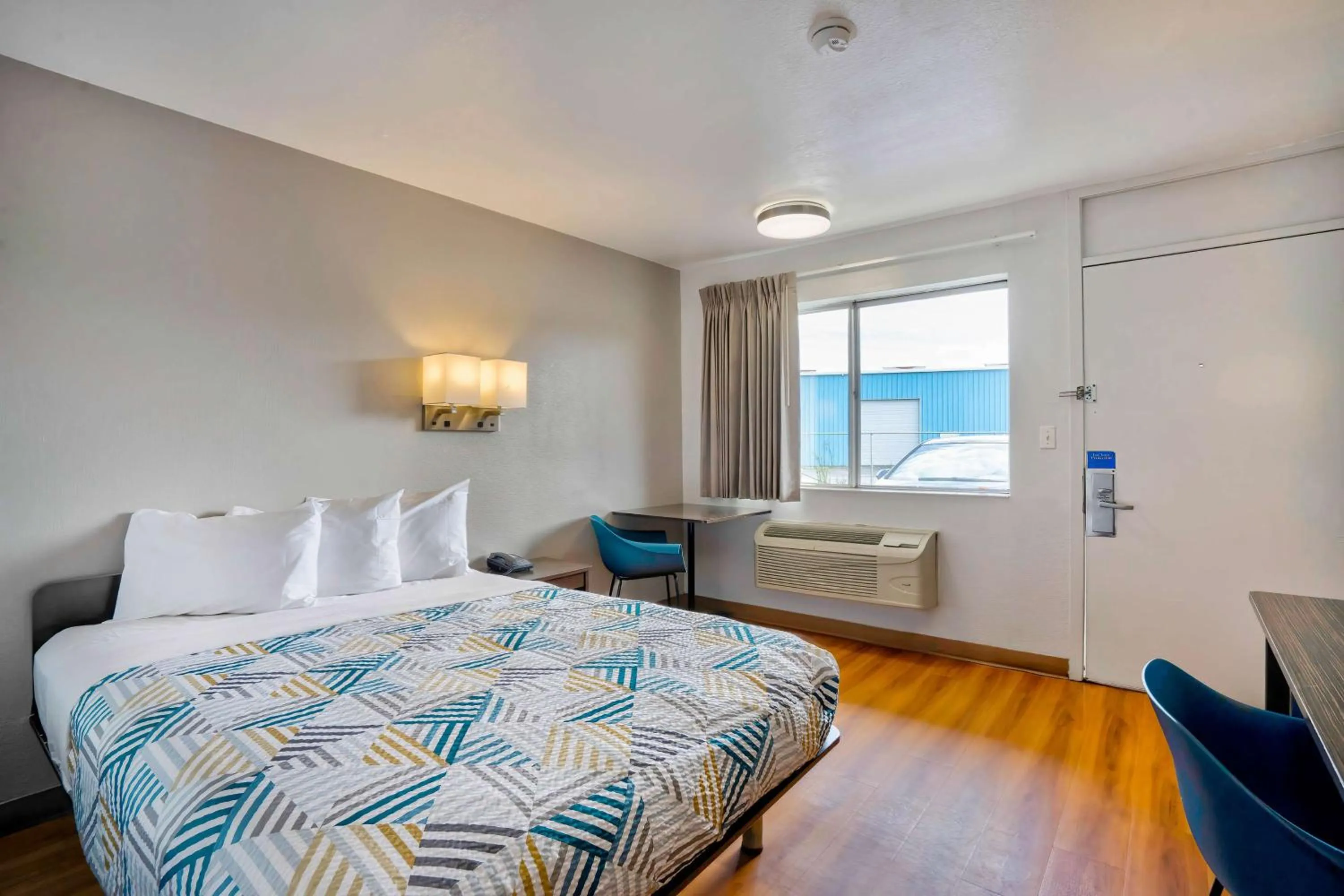 Bedroom, Bed in Motel 6-Lumberton, NC