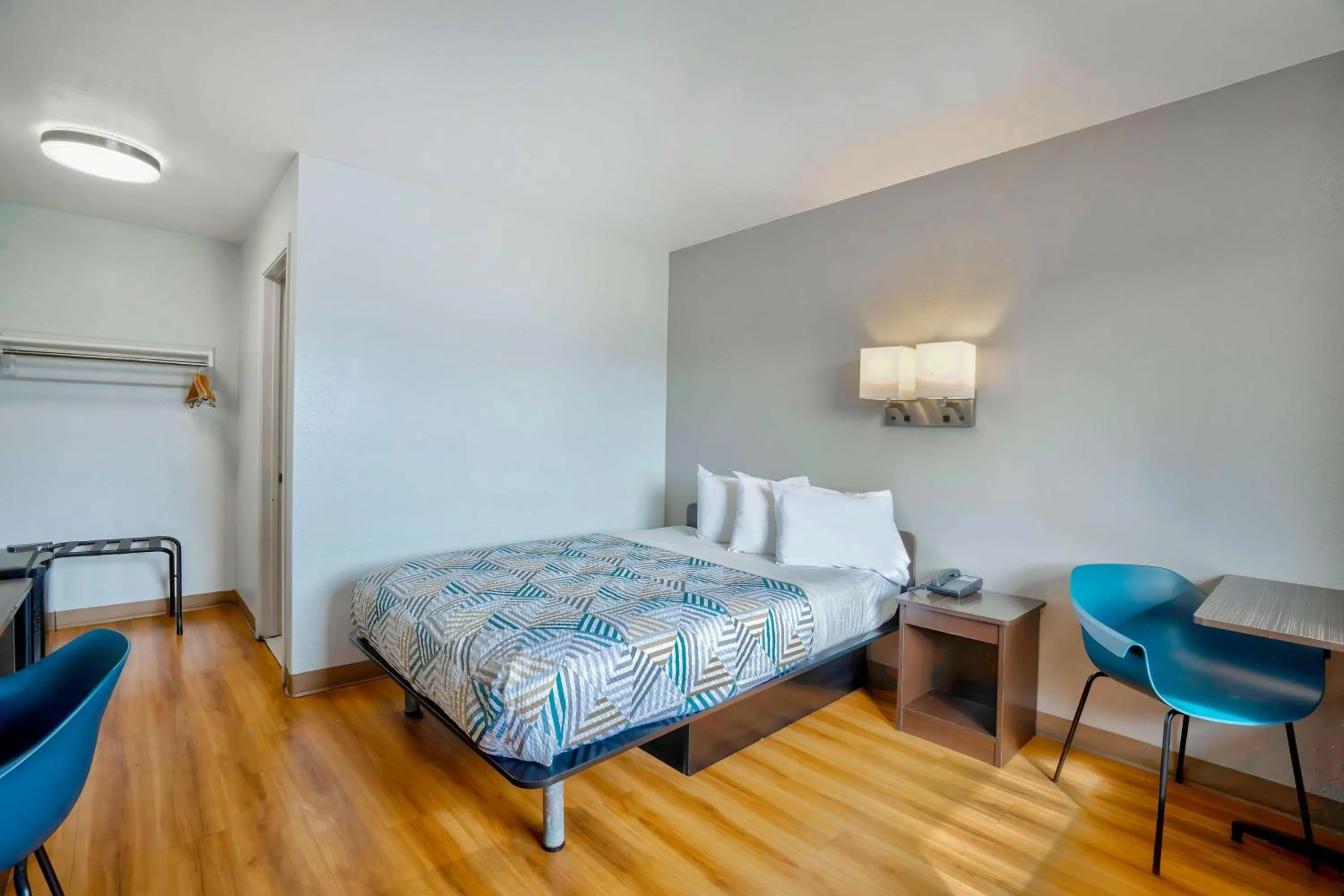 Bedroom, Bed in Motel 6-Lumberton, NC