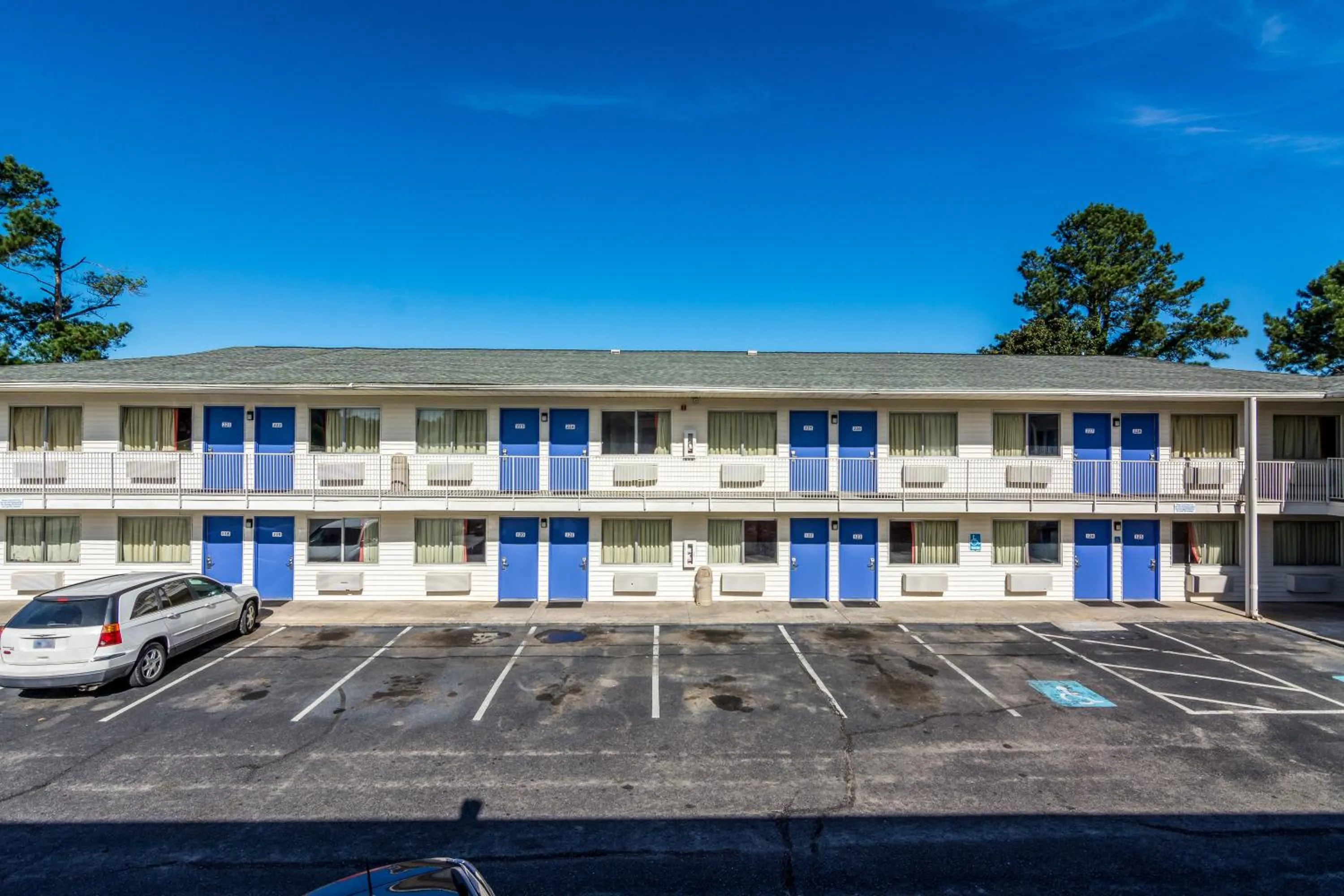 Facade/entrance in Motel 6-Lumberton, NC