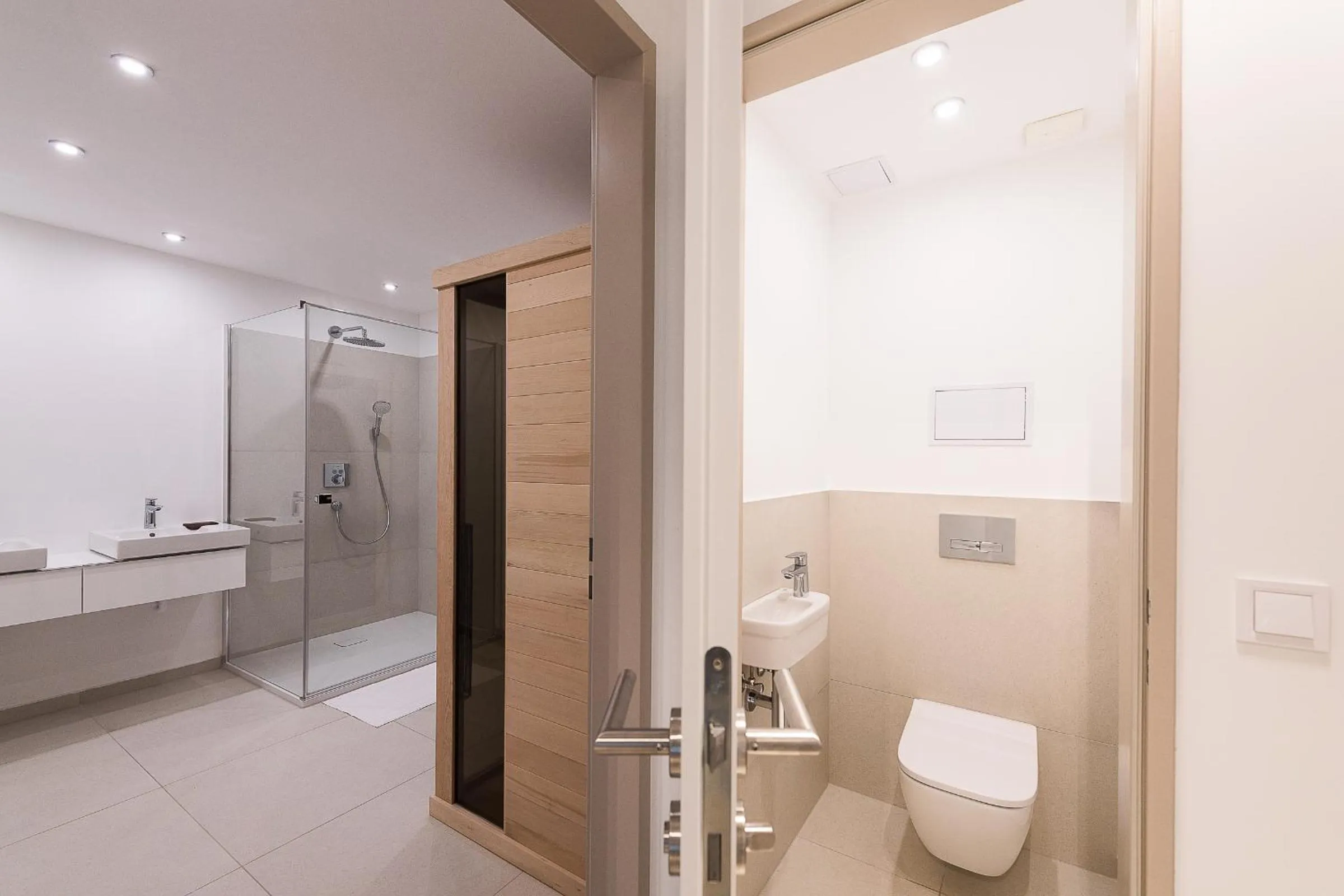 Shower in Oliver Lux