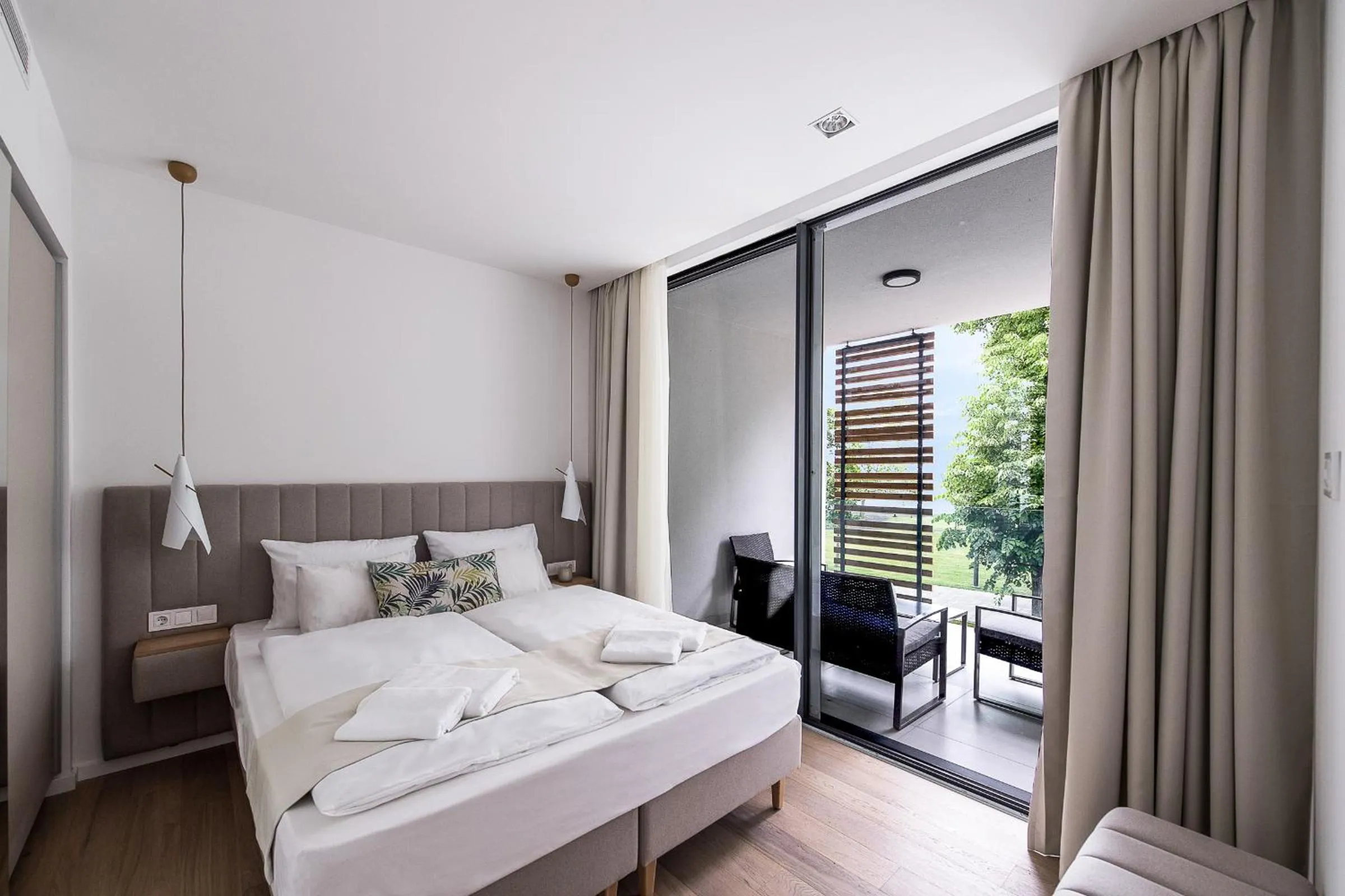 Bedroom, Bed in Oliver Lux