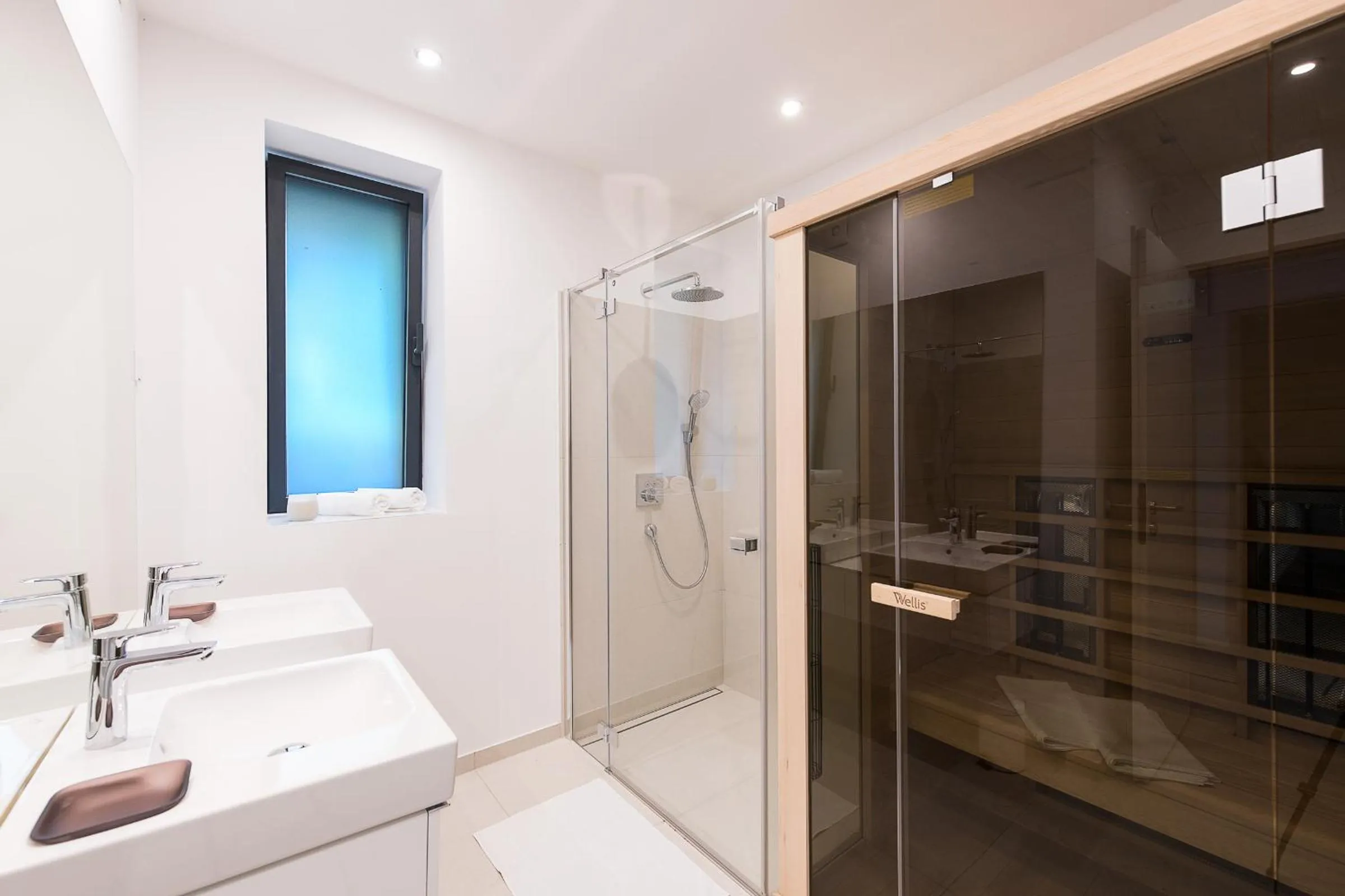 Shower in Oliver Lux