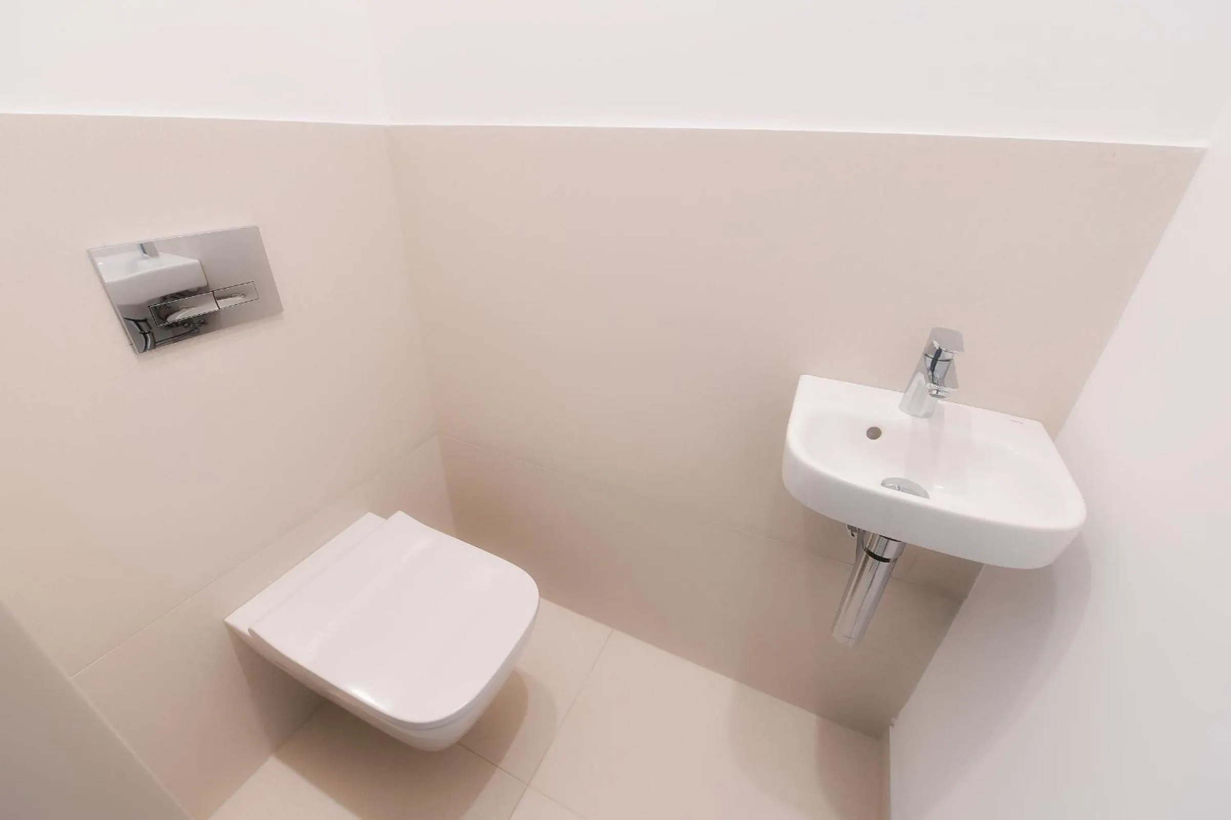 Toilet in Oliver Lux