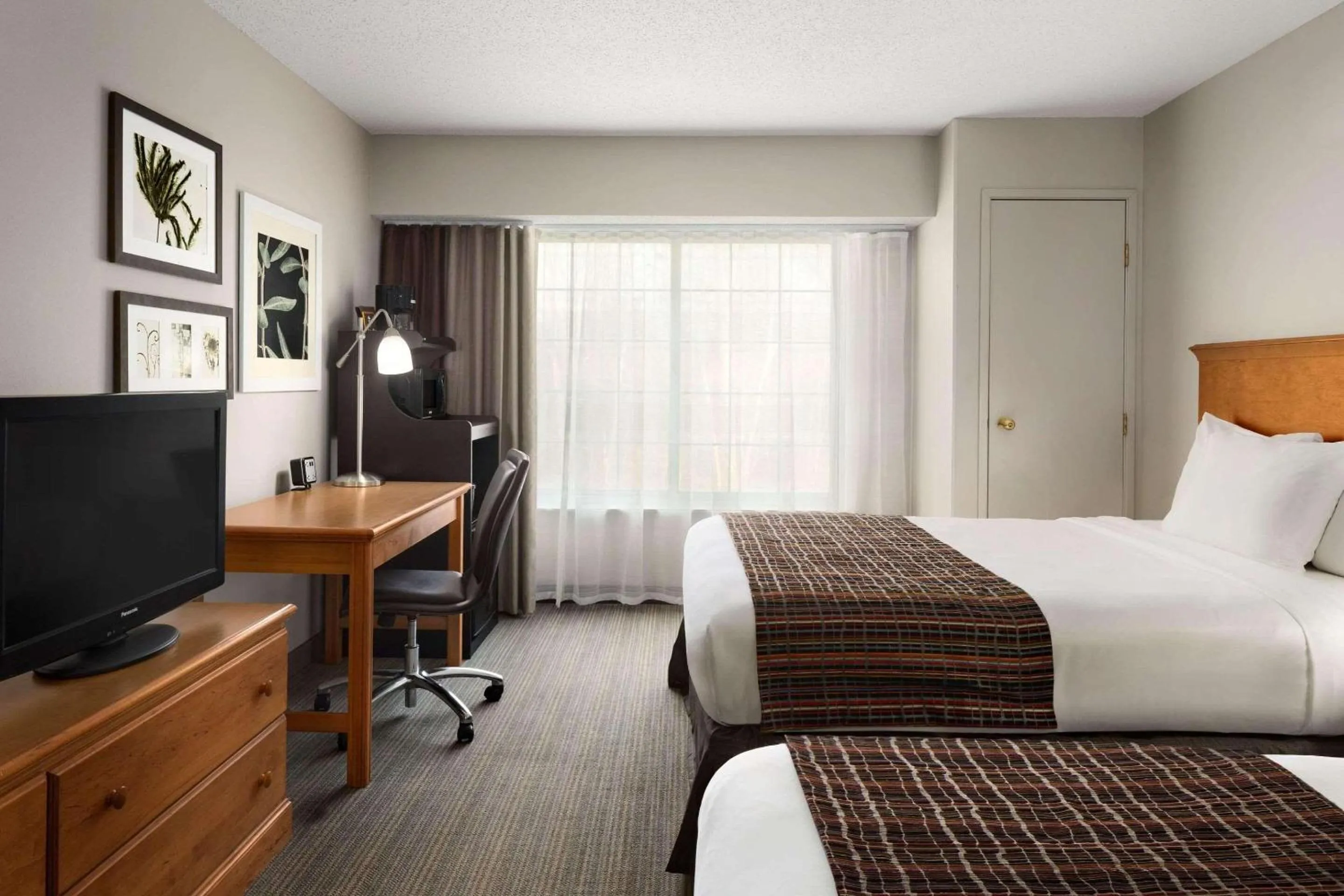 Bedroom, Bed in Country Inn & Suites by Radisson, Columbus Airport, OH
