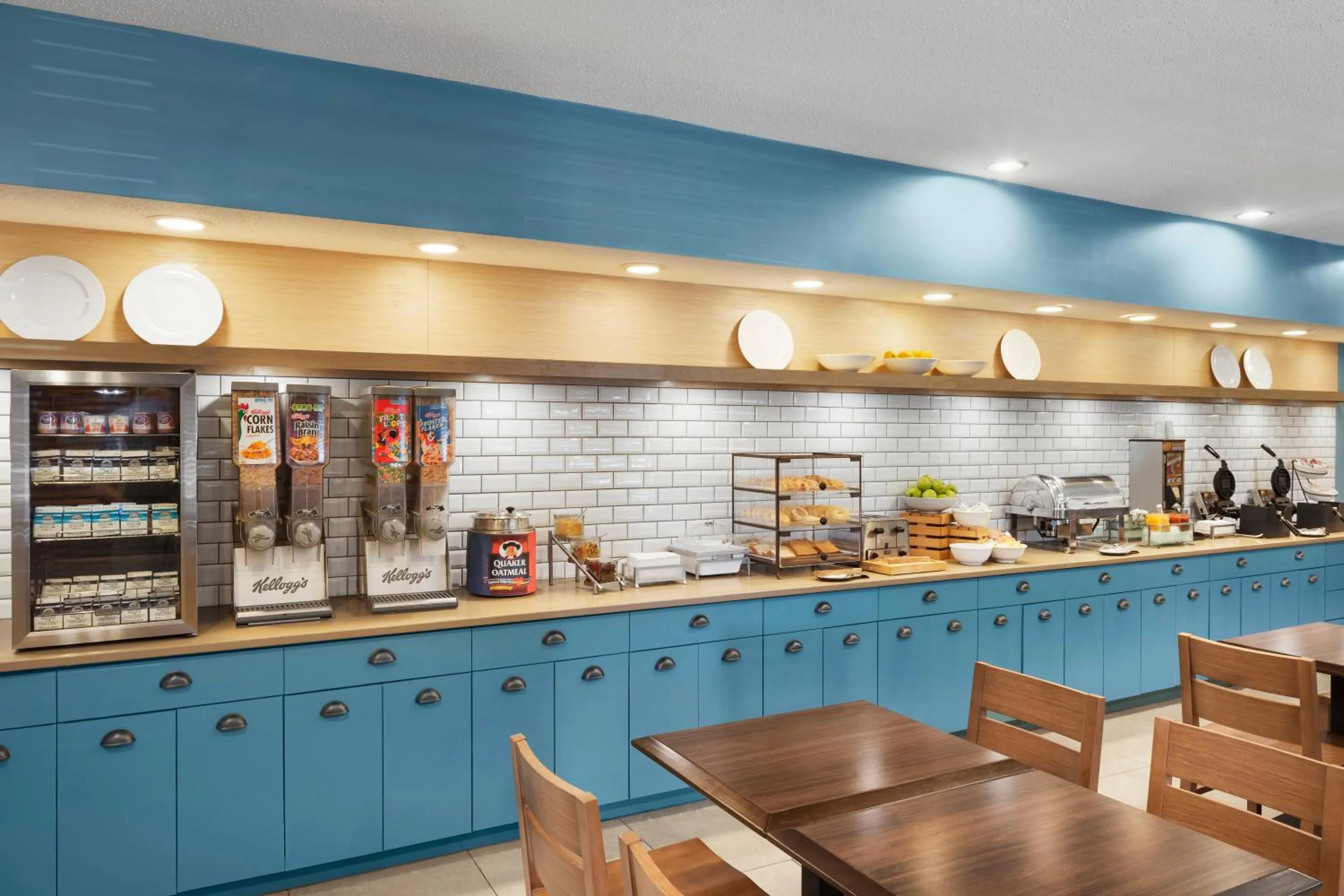 American breakfast in Country Inn & Suites by Radisson, Columbus Airport, OH