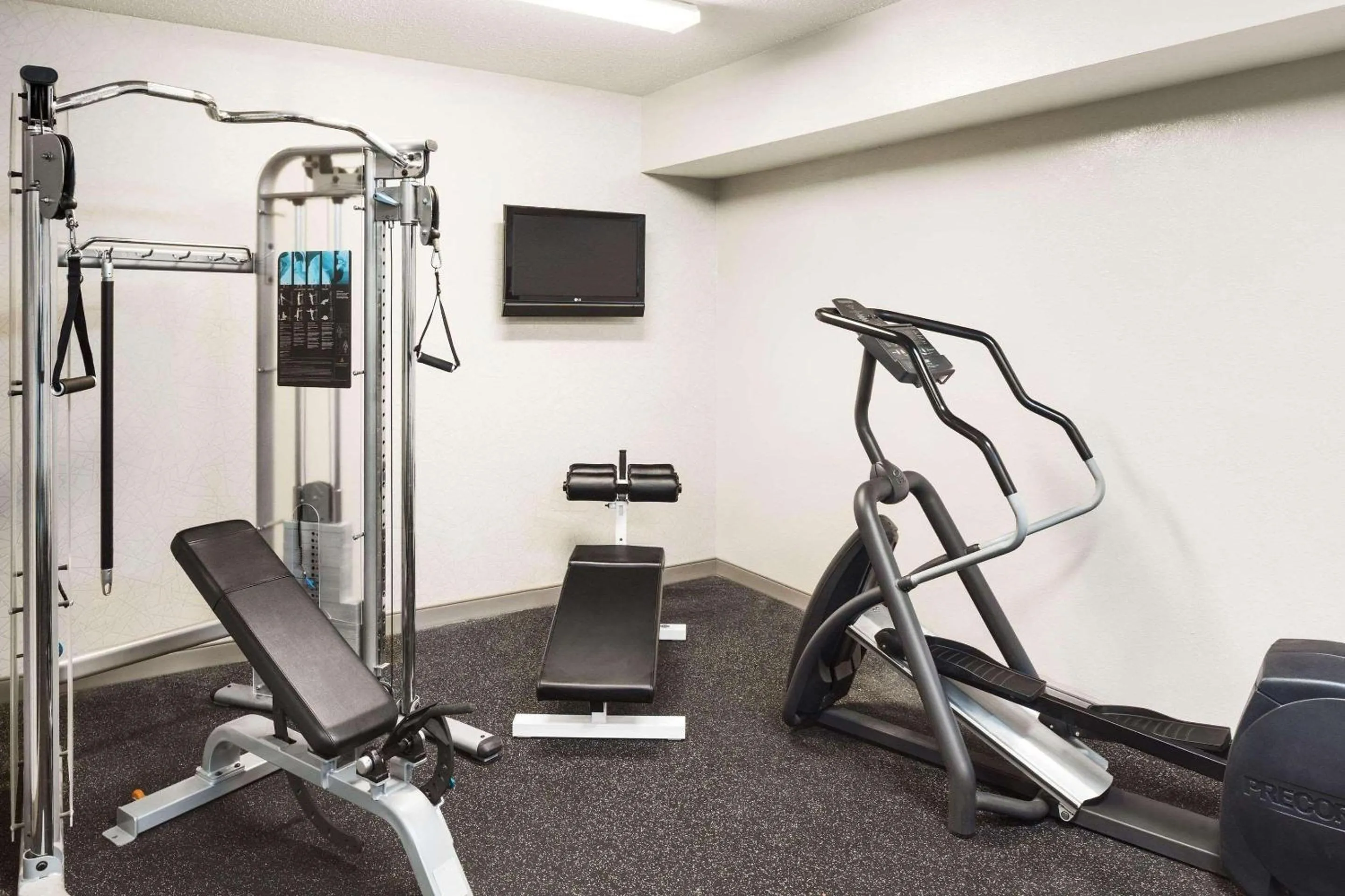 Fitness centre/facilities in Country Inn & Suites by Radisson, Columbus Airport, OH