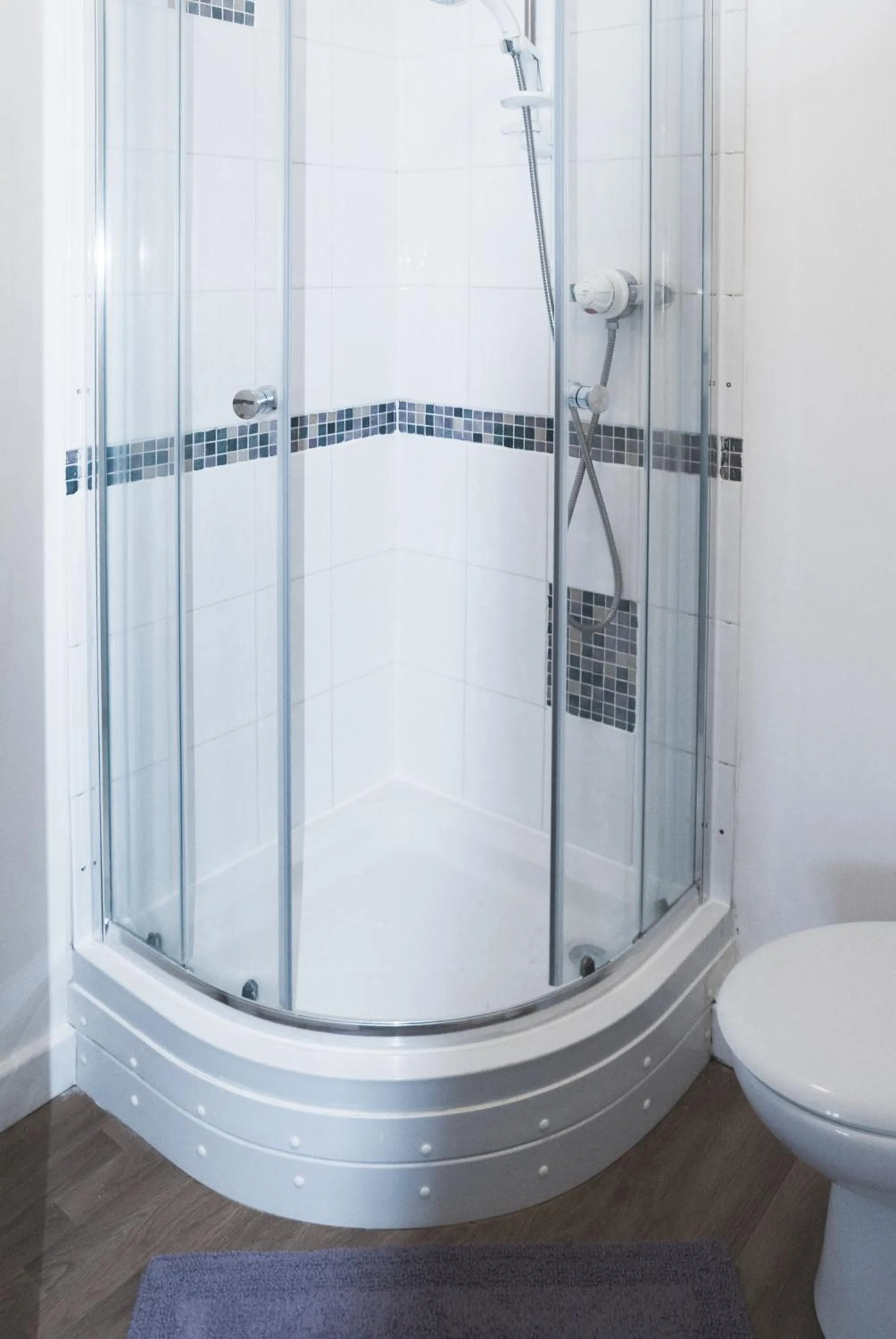 Bathroom in Chestnut Court 2 Bed Apartment FREE Parking WiiFi Smart TV