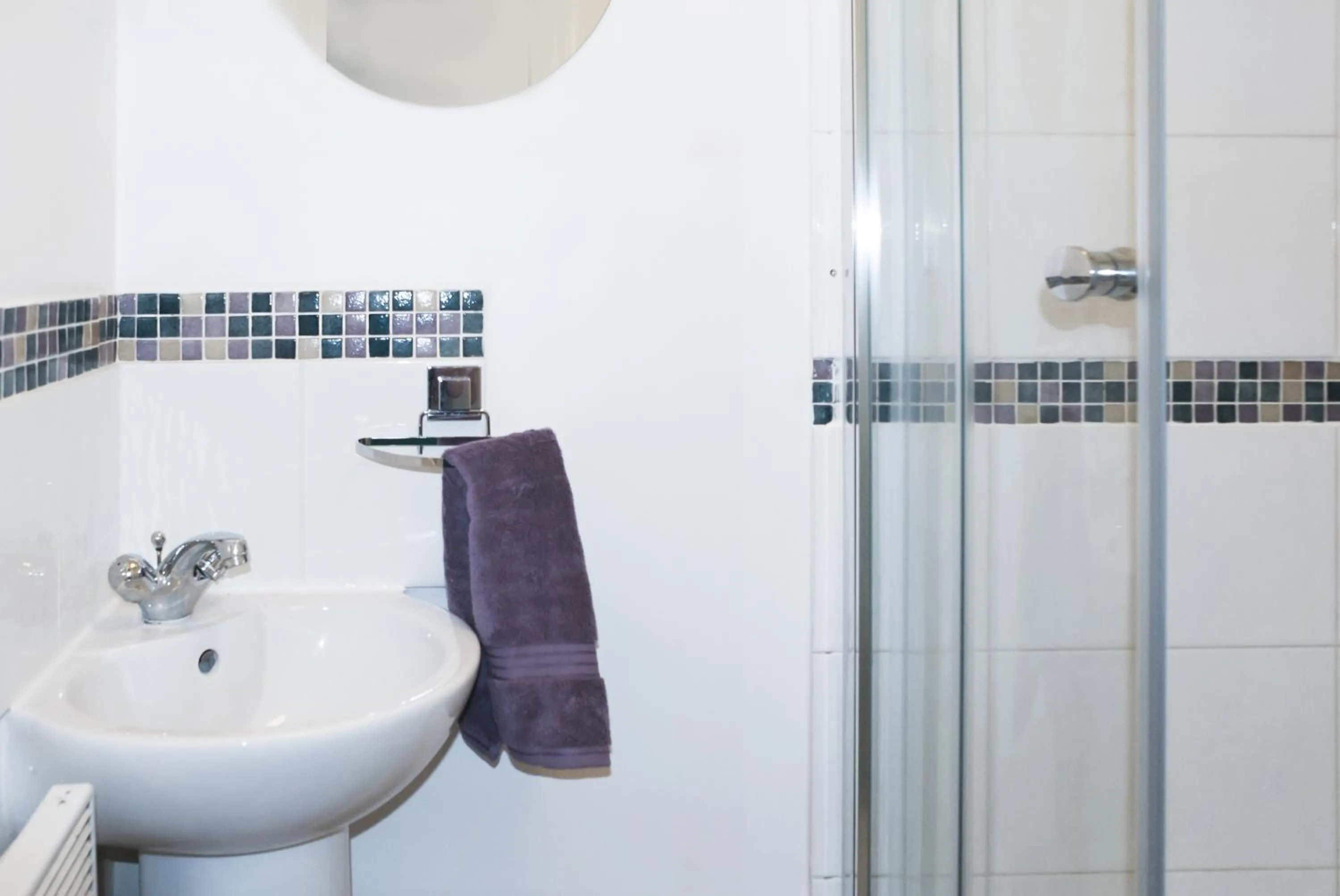 Bathroom in Chestnut Court 2 Bed Apartment FREE Parking WiiFi Smart TV