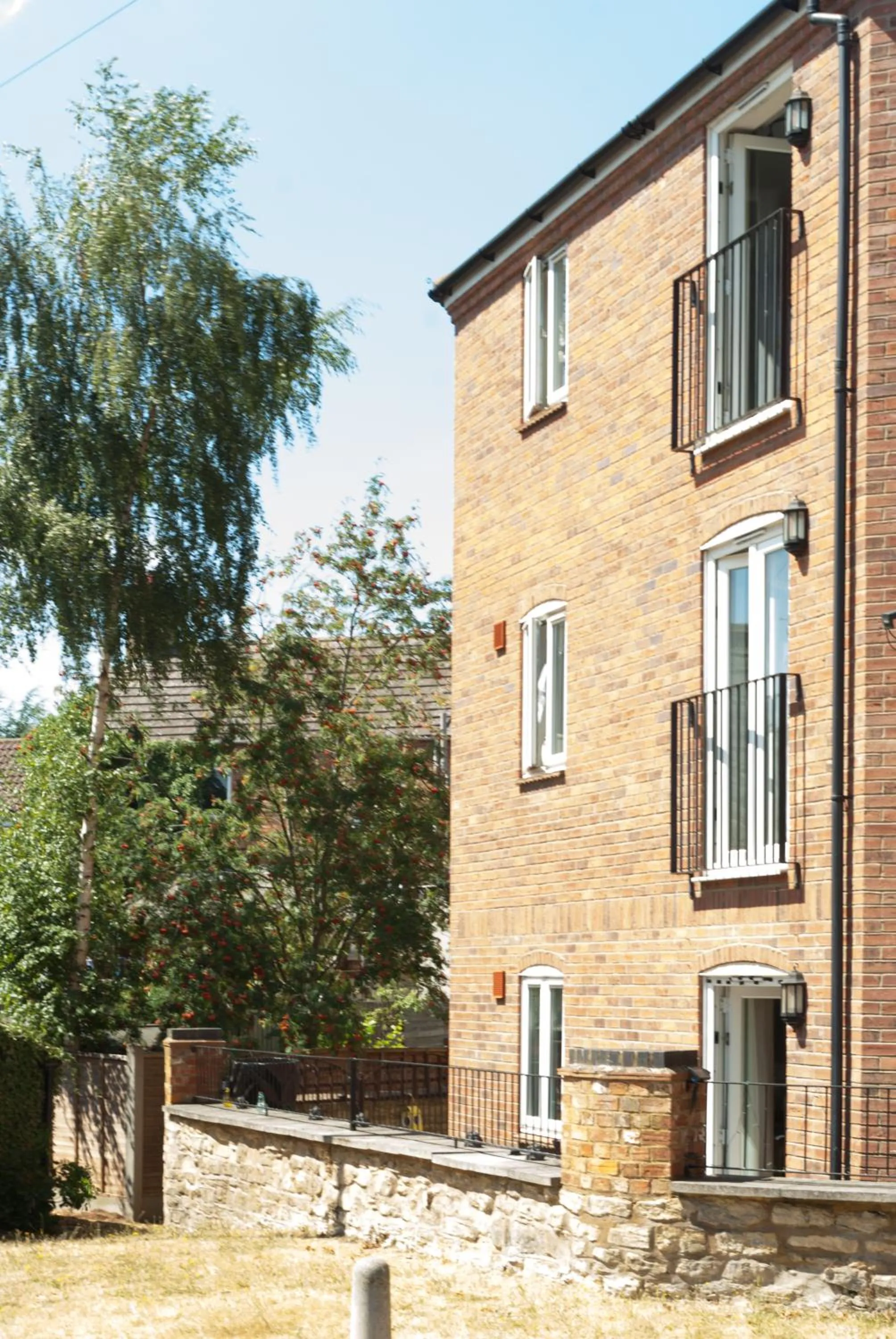 Property building in Chestnut Court 2 Bed Apartment FREE Parking WiiFi Smart TV