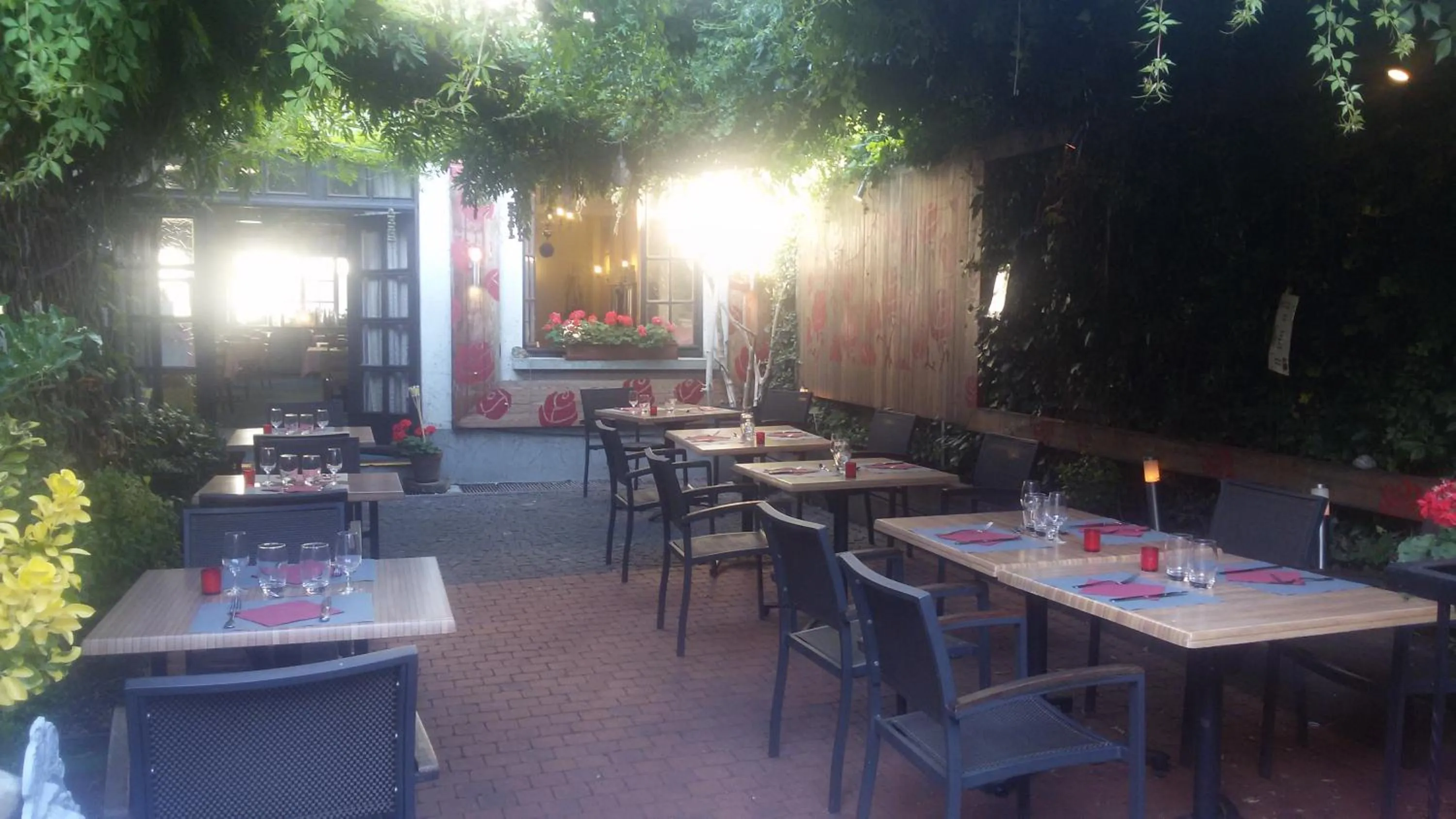 Restaurant/places to eat in Hôtel Restaurant Aux Deux Roses