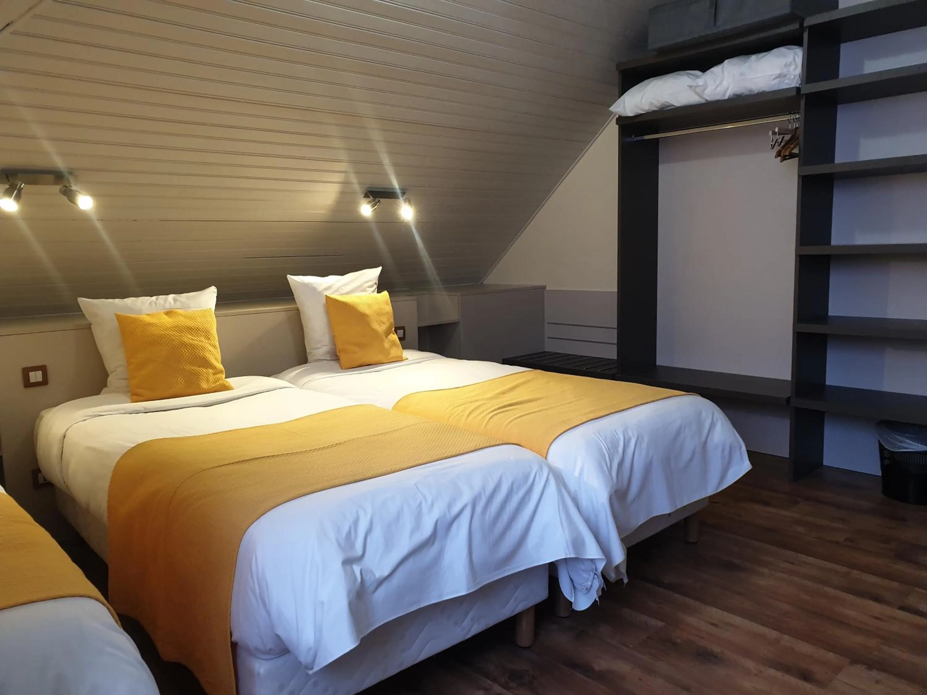 Bed in Hôtel Restaurant Aux Deux Roses