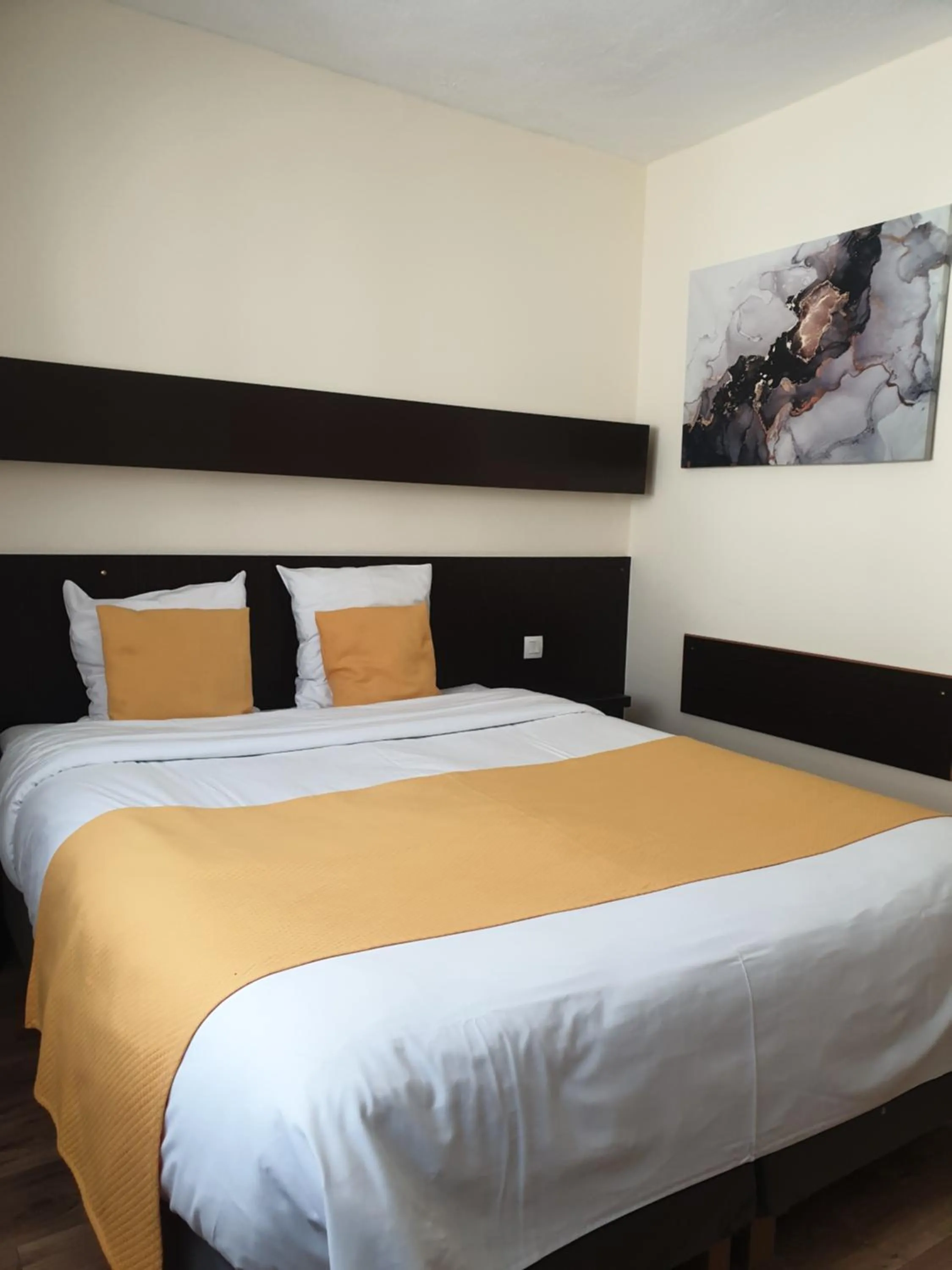 Bed in Hôtel Restaurant Aux Deux Roses