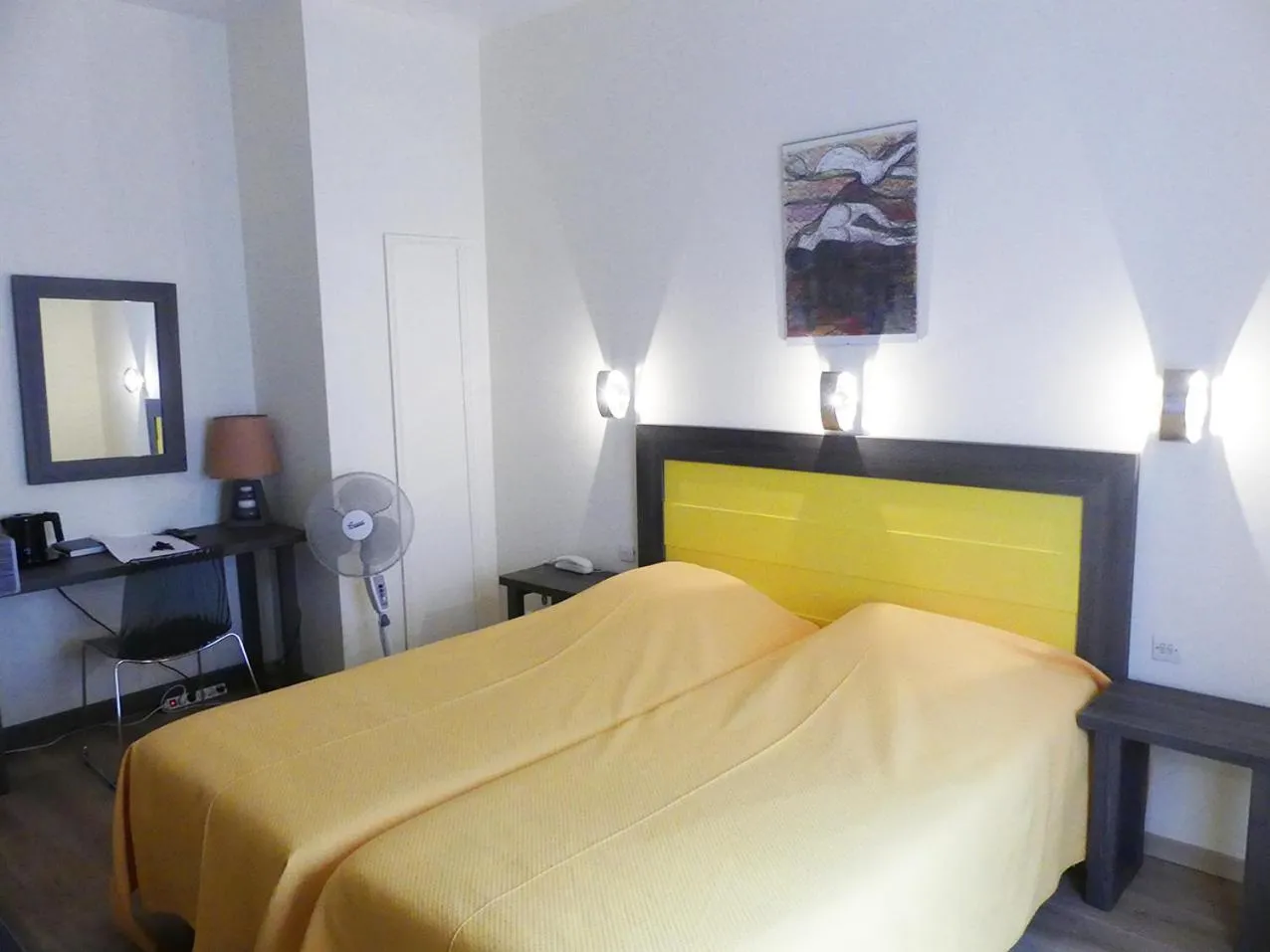 Bed in Hôtel Restaurant Aux Deux Roses