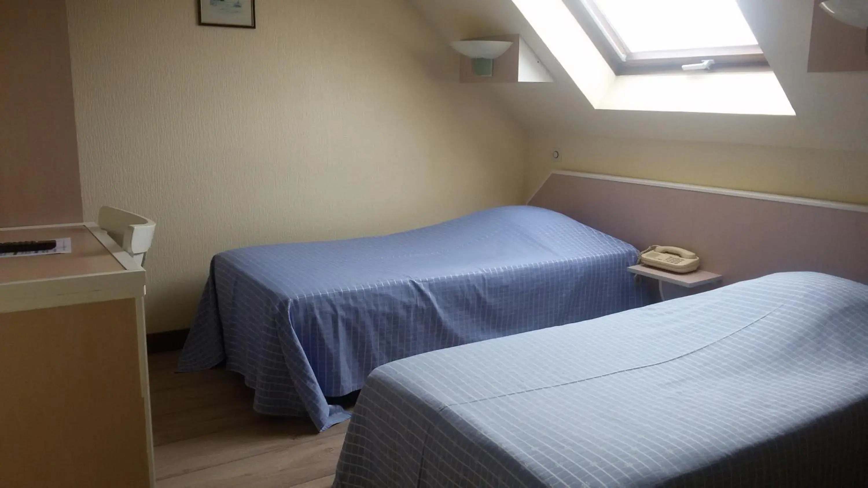 Twin Room in Hôtel Restaurant Aux Deux Roses Twin Room in Hôtel Restaurant Aux Deux Roses