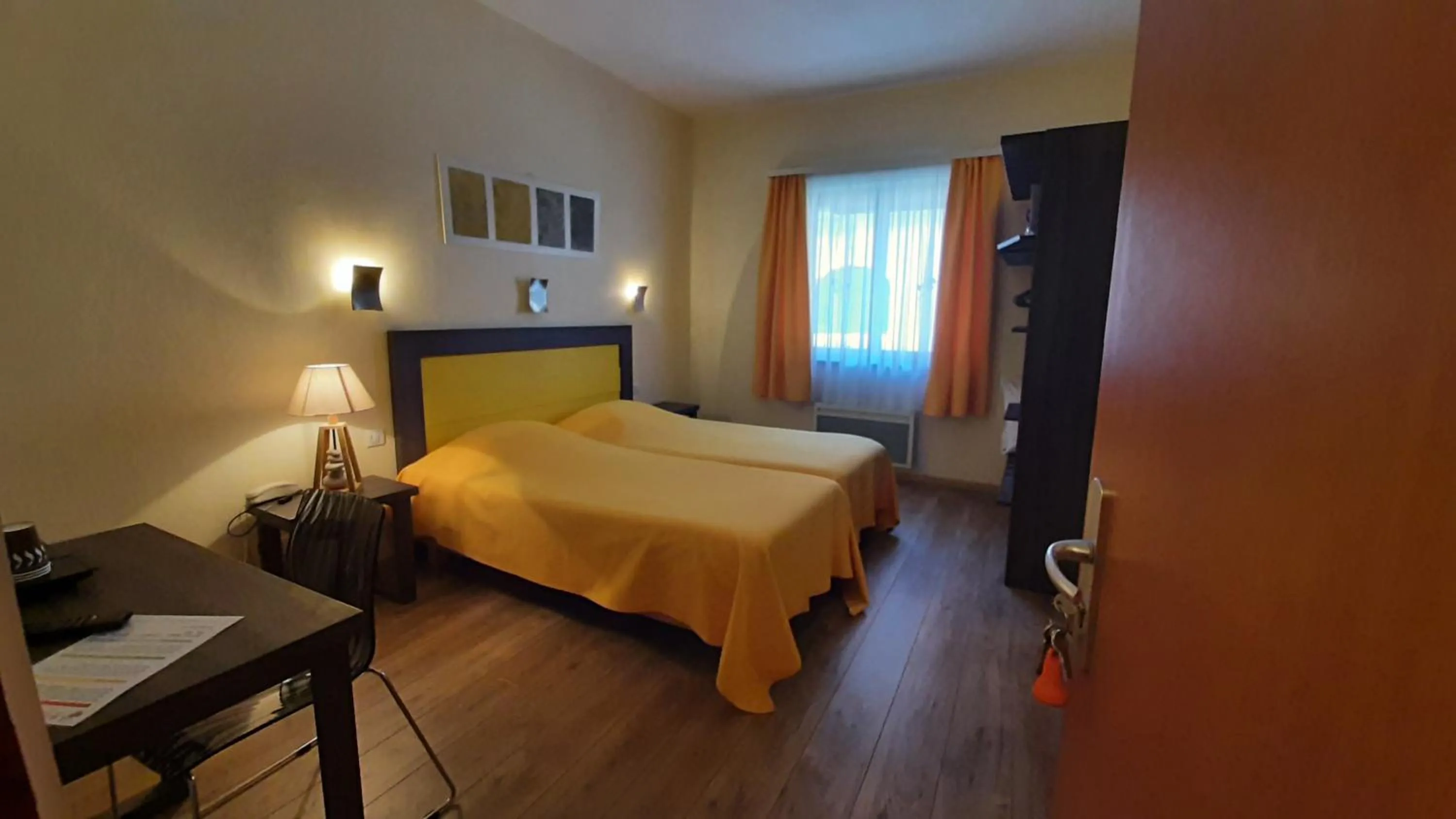 Bed in Hôtel Restaurant Aux Deux Roses