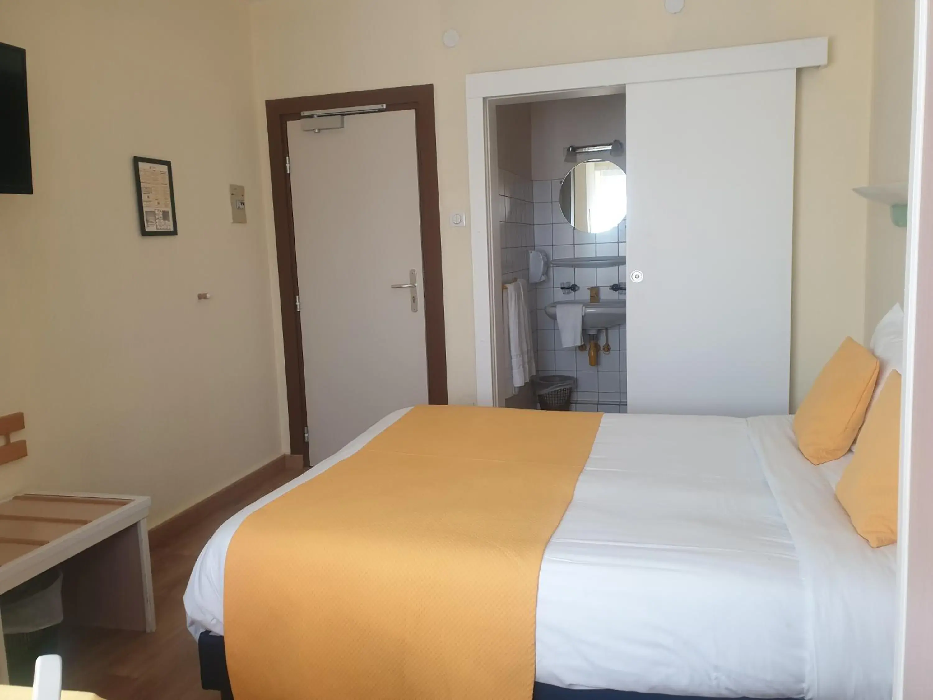 Standard Single Room in Hôtel Restaurant Aux Deux Roses Standard Single Room in Hôtel Restaurant Aux Deux Roses