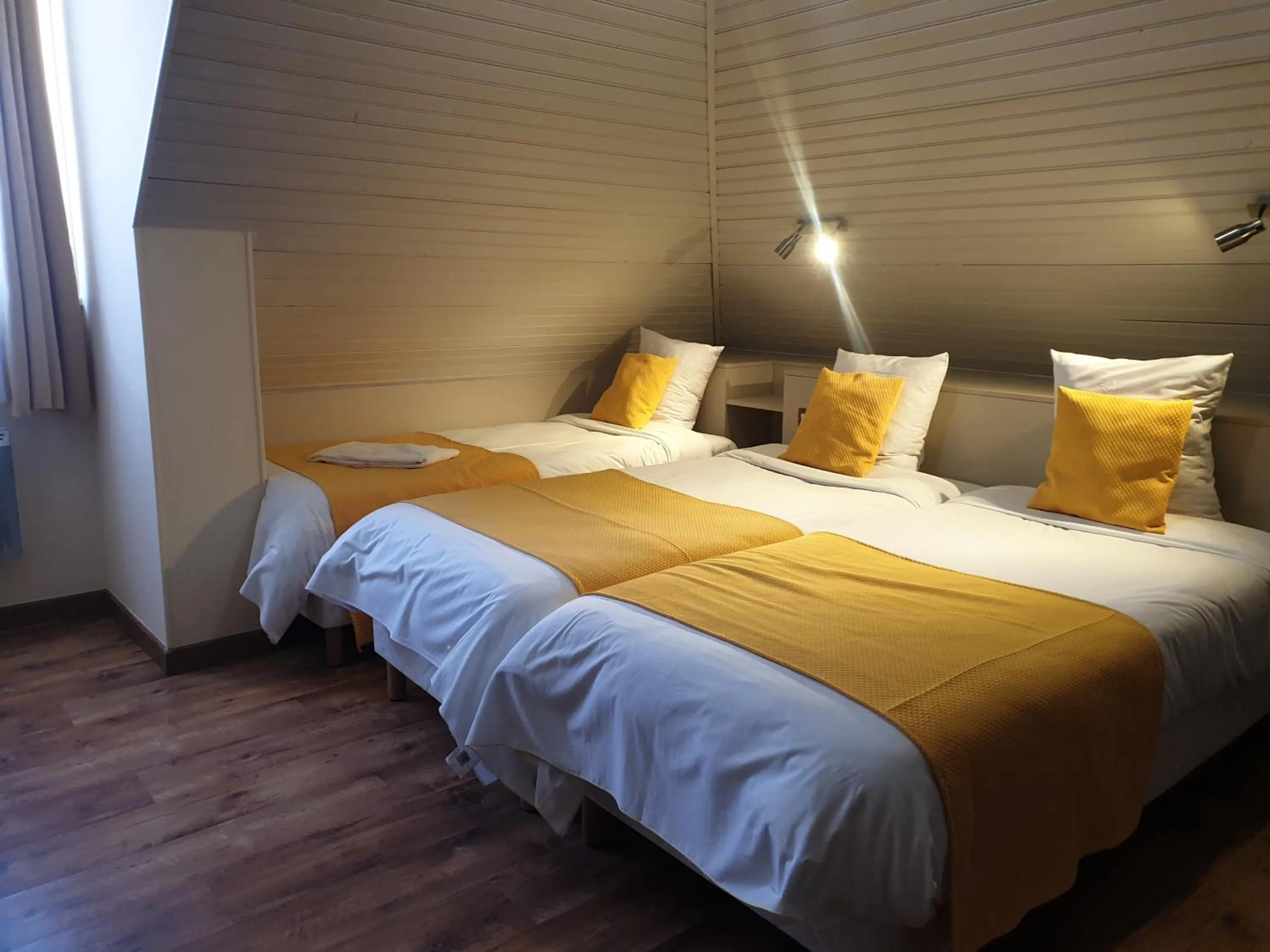 Bed in Hôtel Restaurant Aux Deux Roses