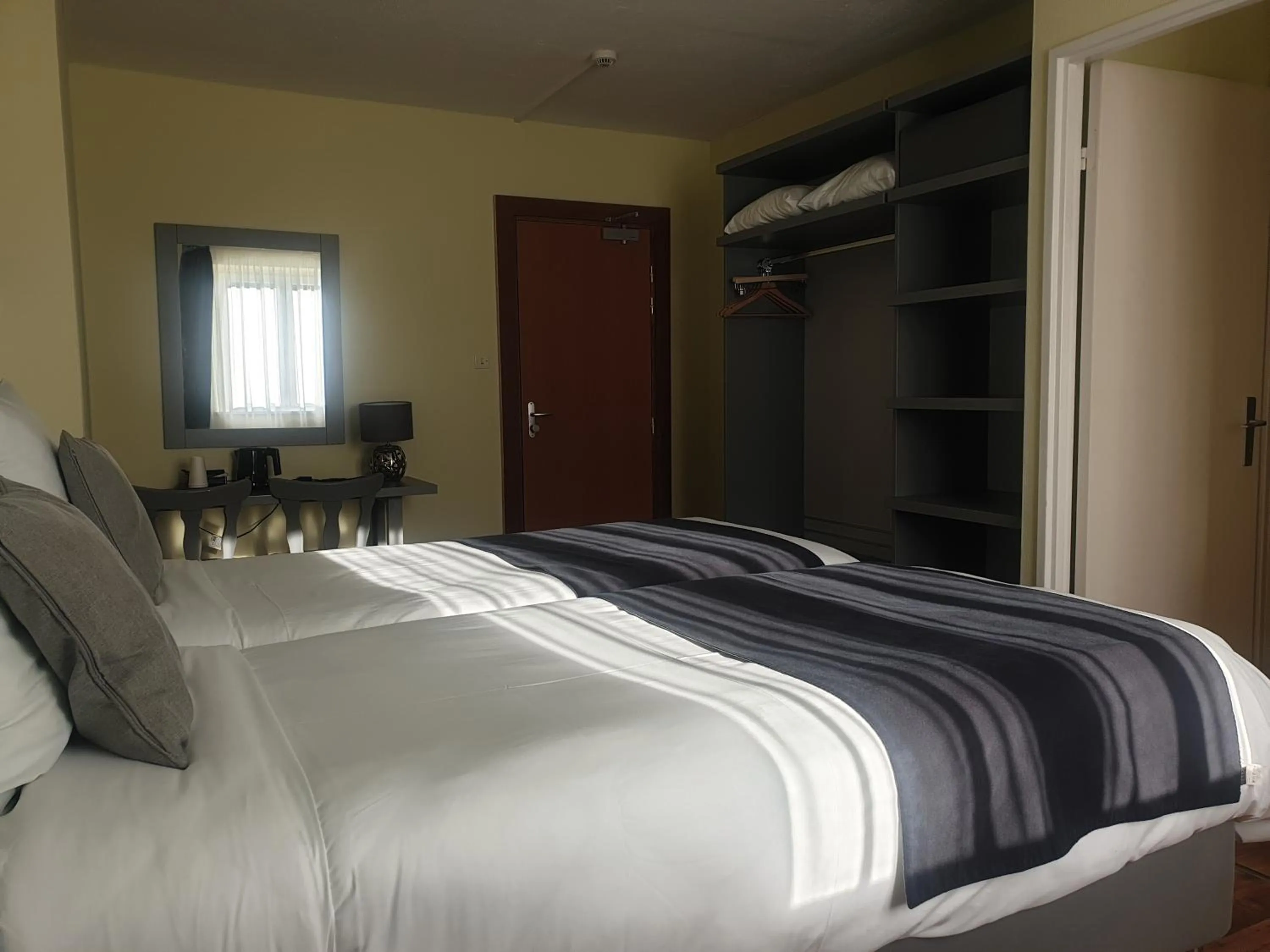 Bed in Hôtel Restaurant Aux Deux Roses