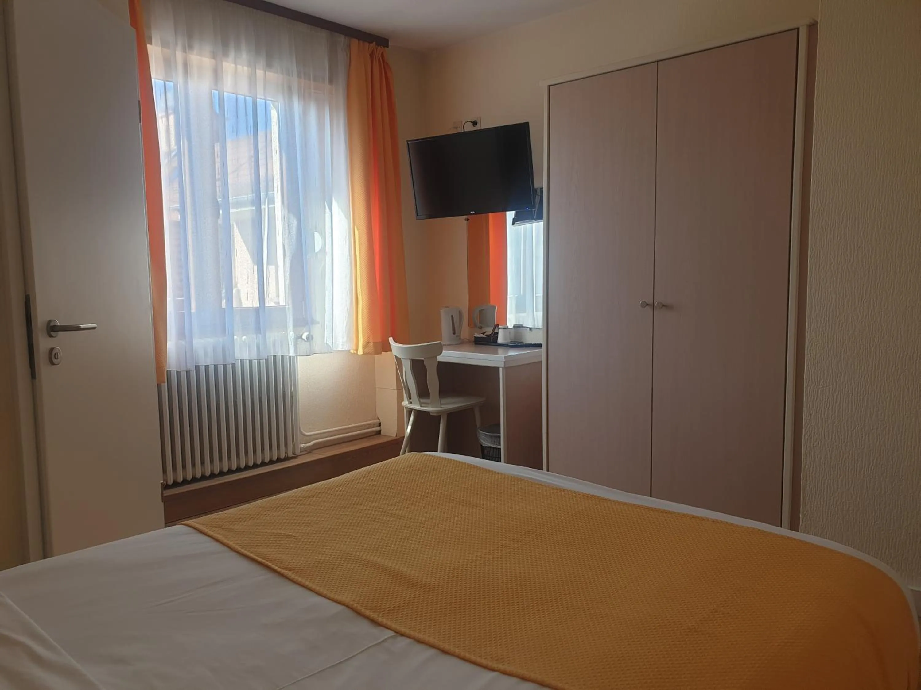 Bed in Hôtel Restaurant Aux Deux Roses