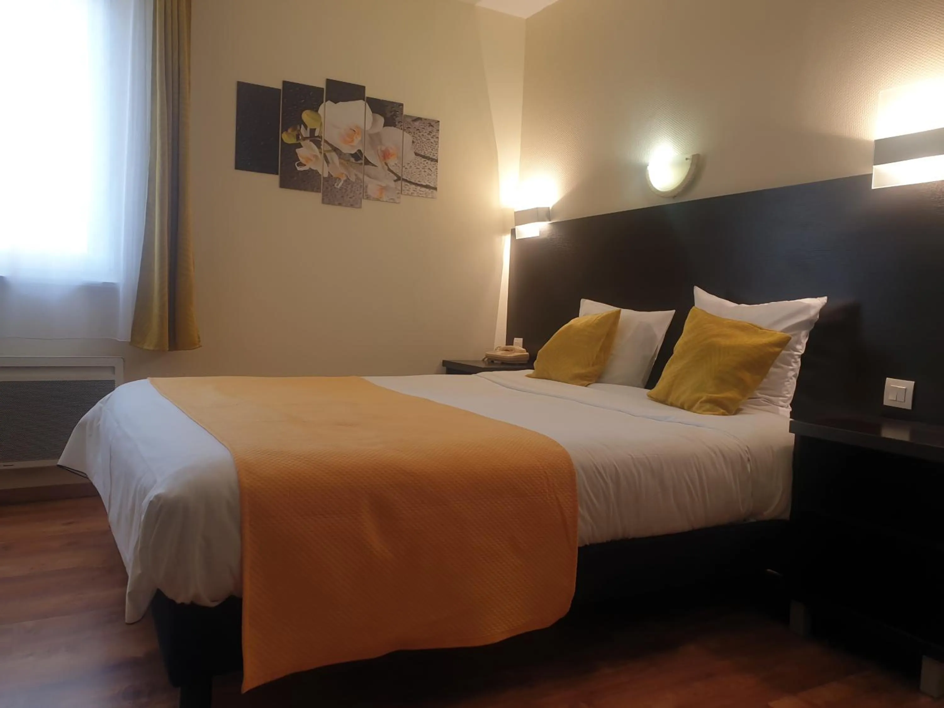 Bed in Hôtel Restaurant Aux Deux Roses