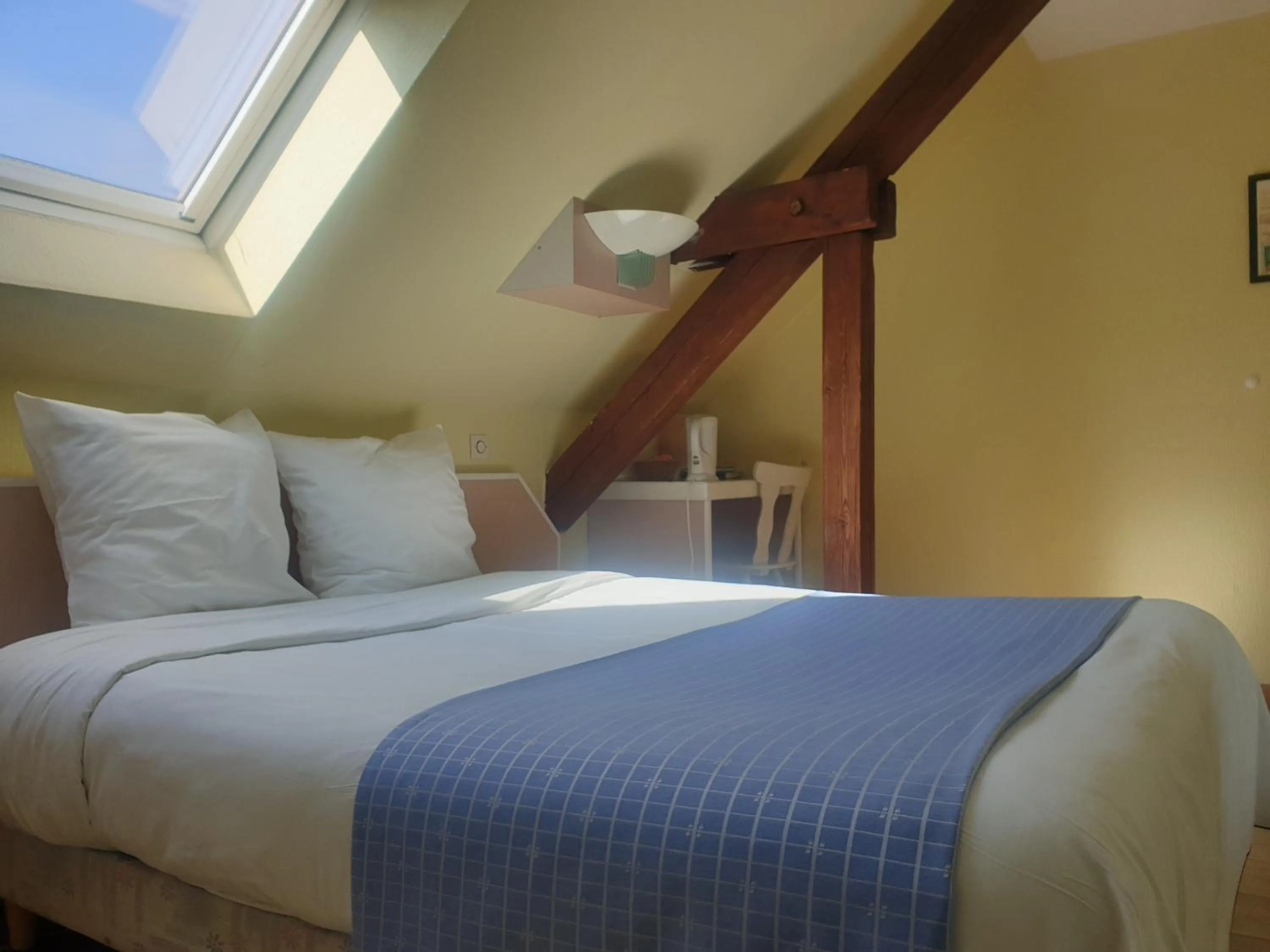 Bed in Hôtel Restaurant Aux Deux Roses