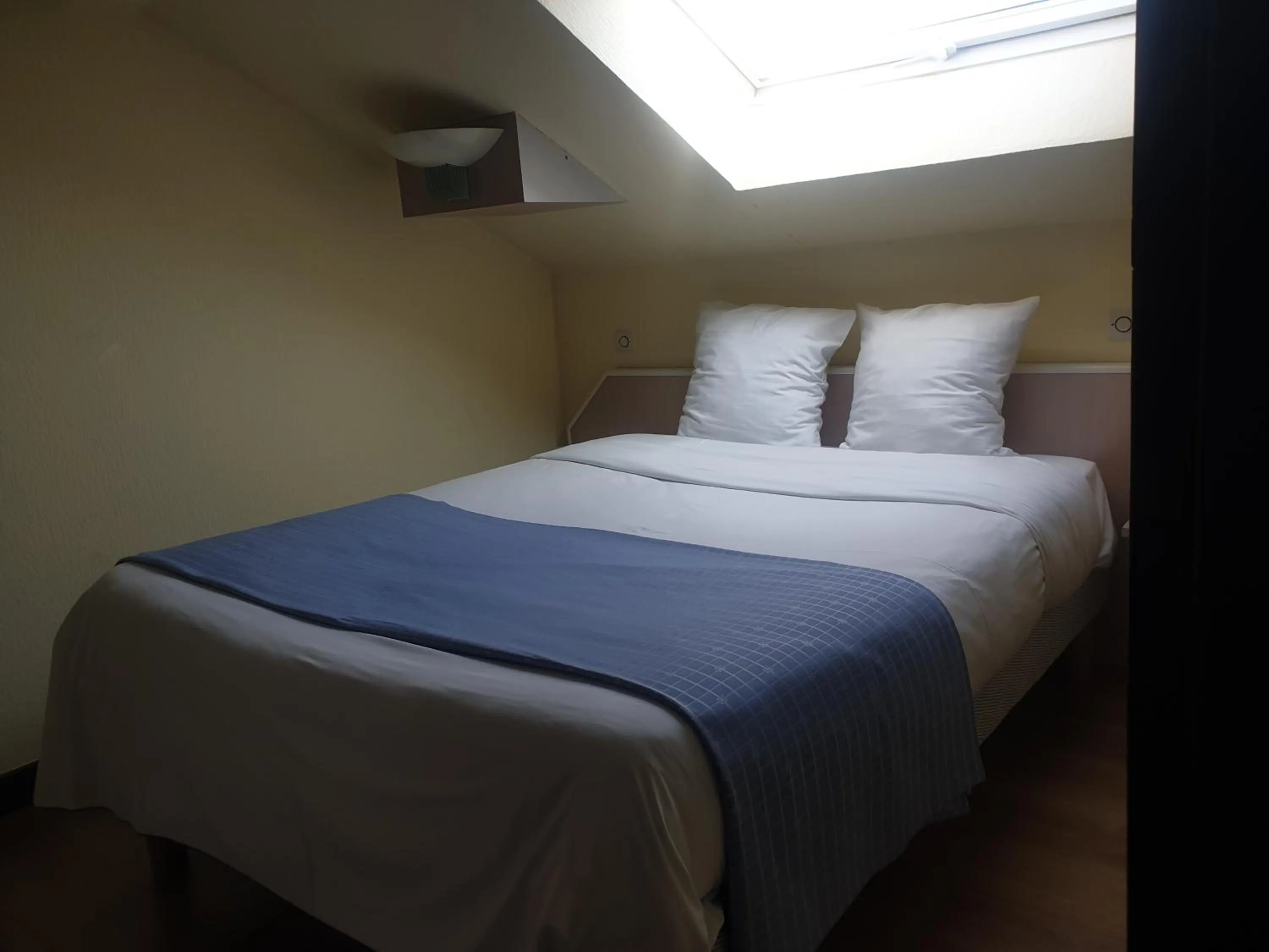 Bed in Hôtel Restaurant Aux Deux Roses