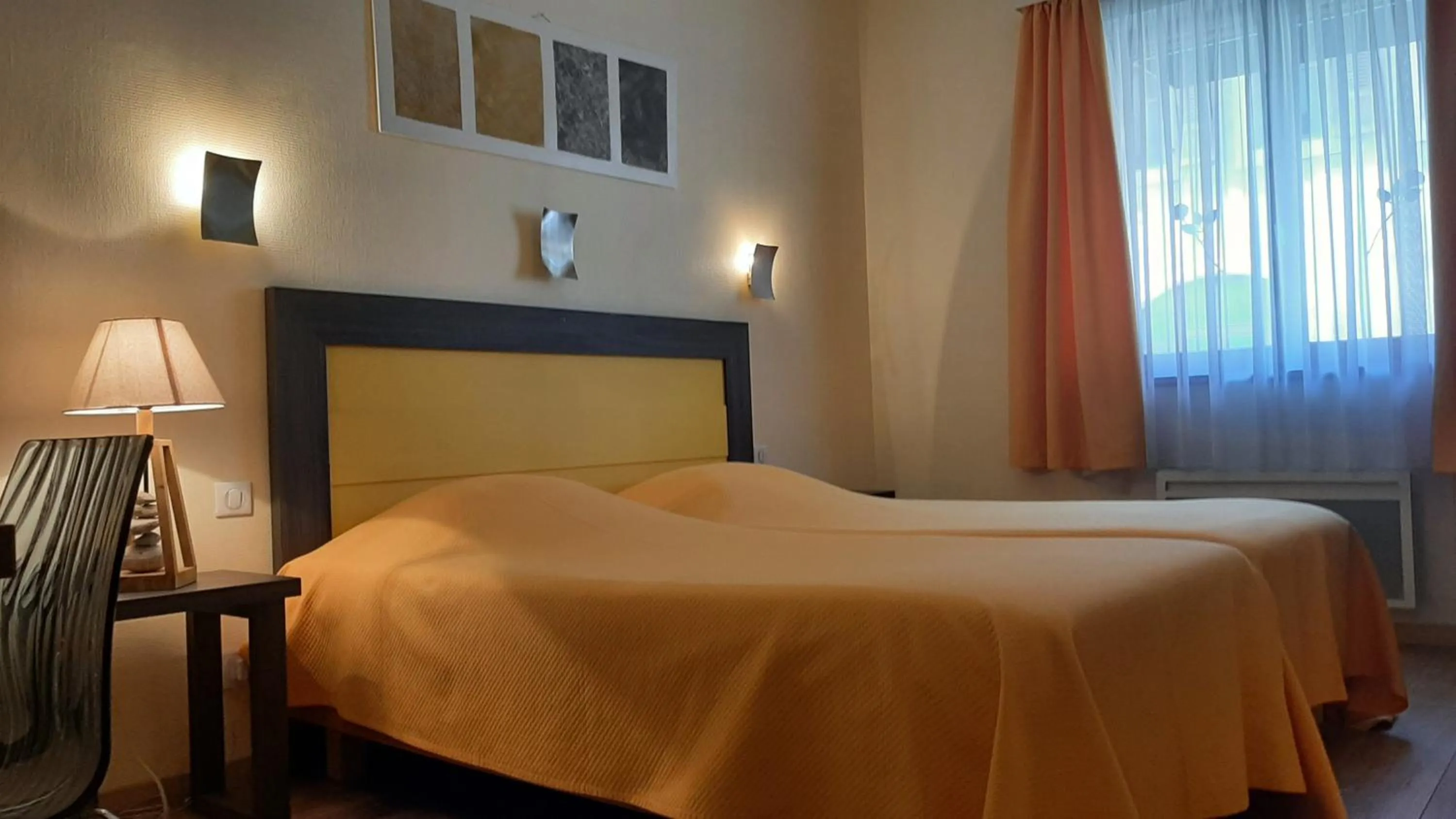 Bed in Hôtel Restaurant Aux Deux Roses