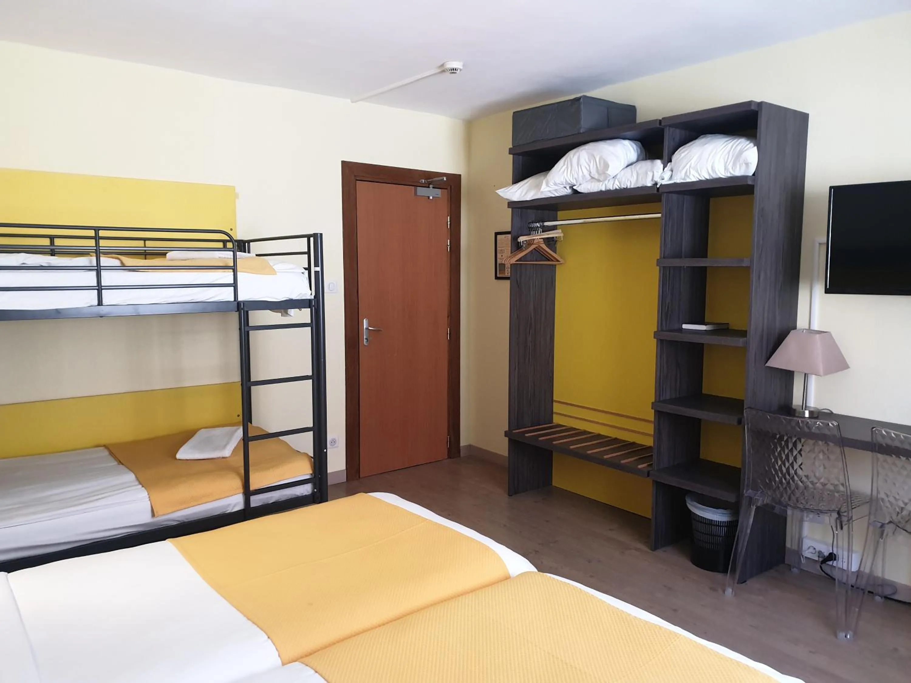 Bed in Hôtel Restaurant Aux Deux Roses