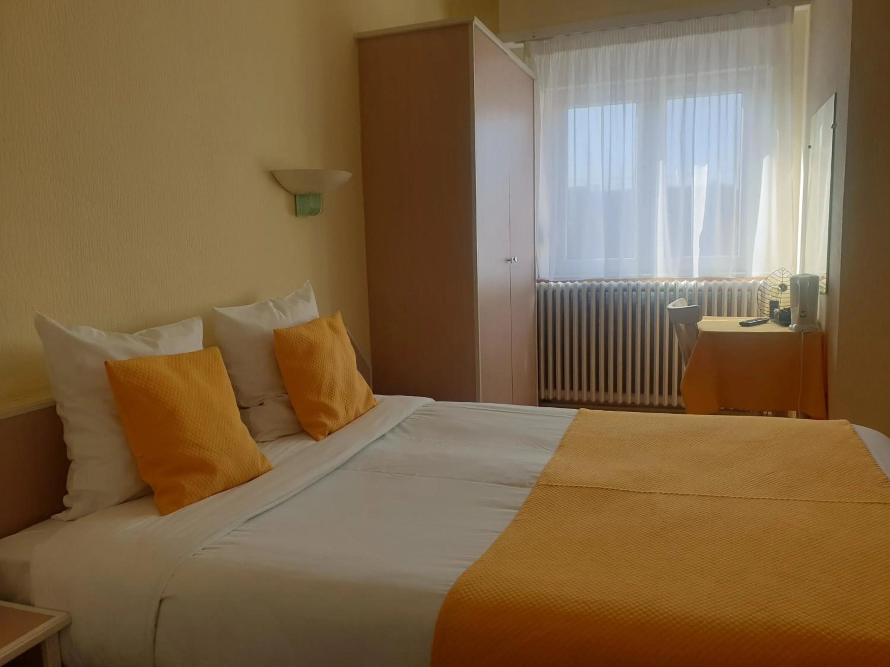 Bed in Hôtel Restaurant Aux Deux Roses