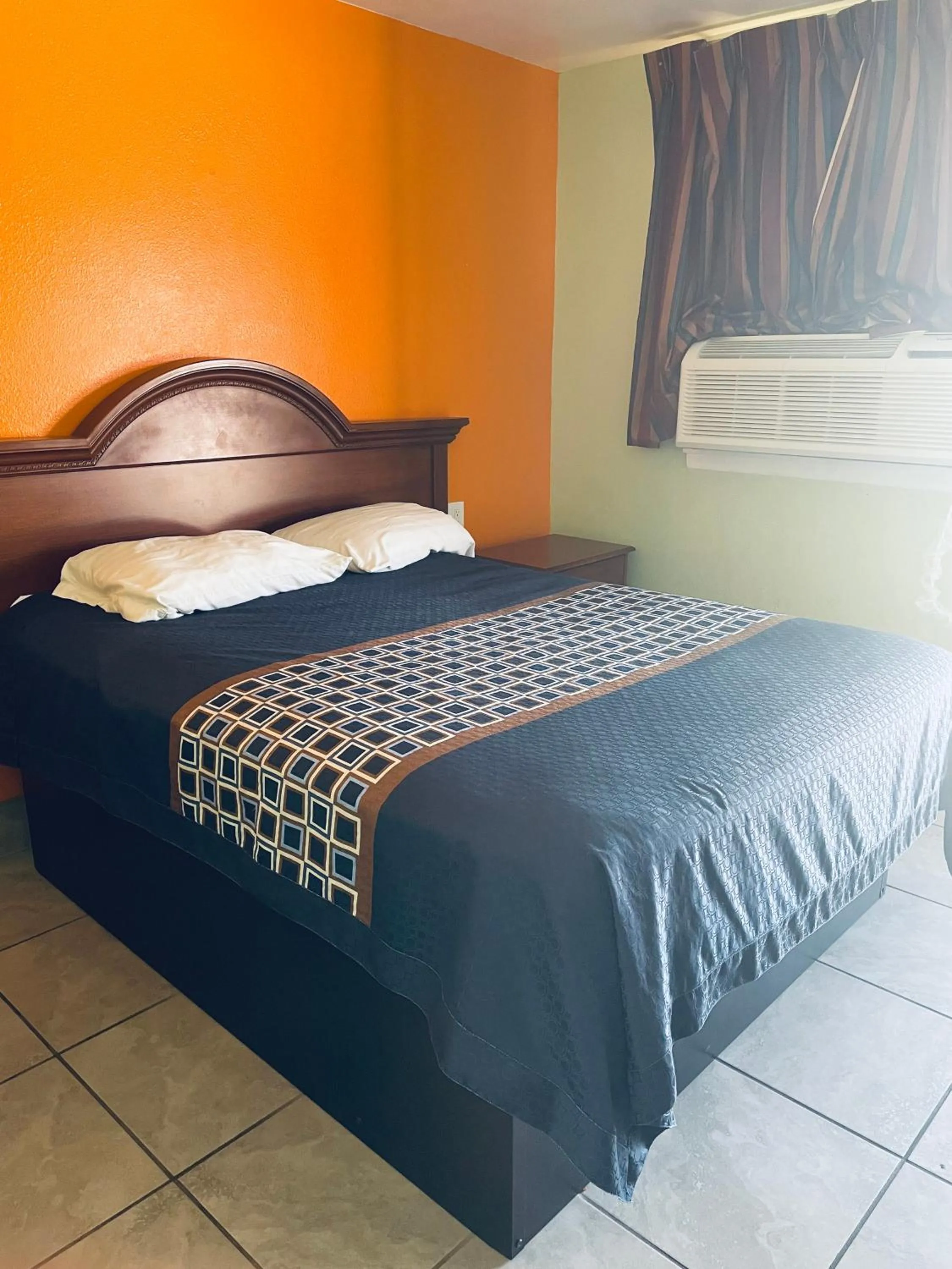 Photo of the whole room, Bed in Belmont Motel