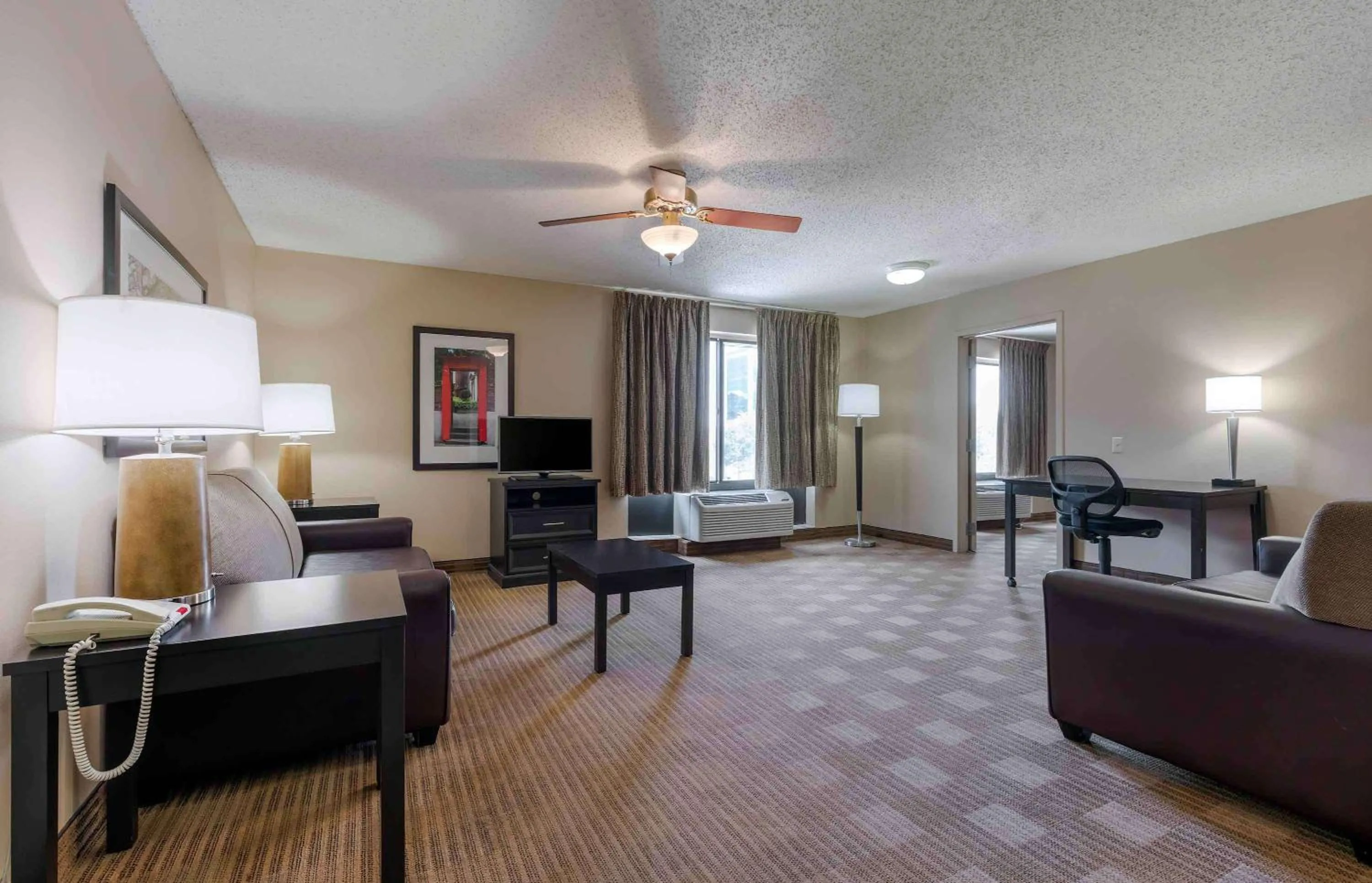 Bedroom in Extended Stay America Select Suites - Dallas - Farmers Branch