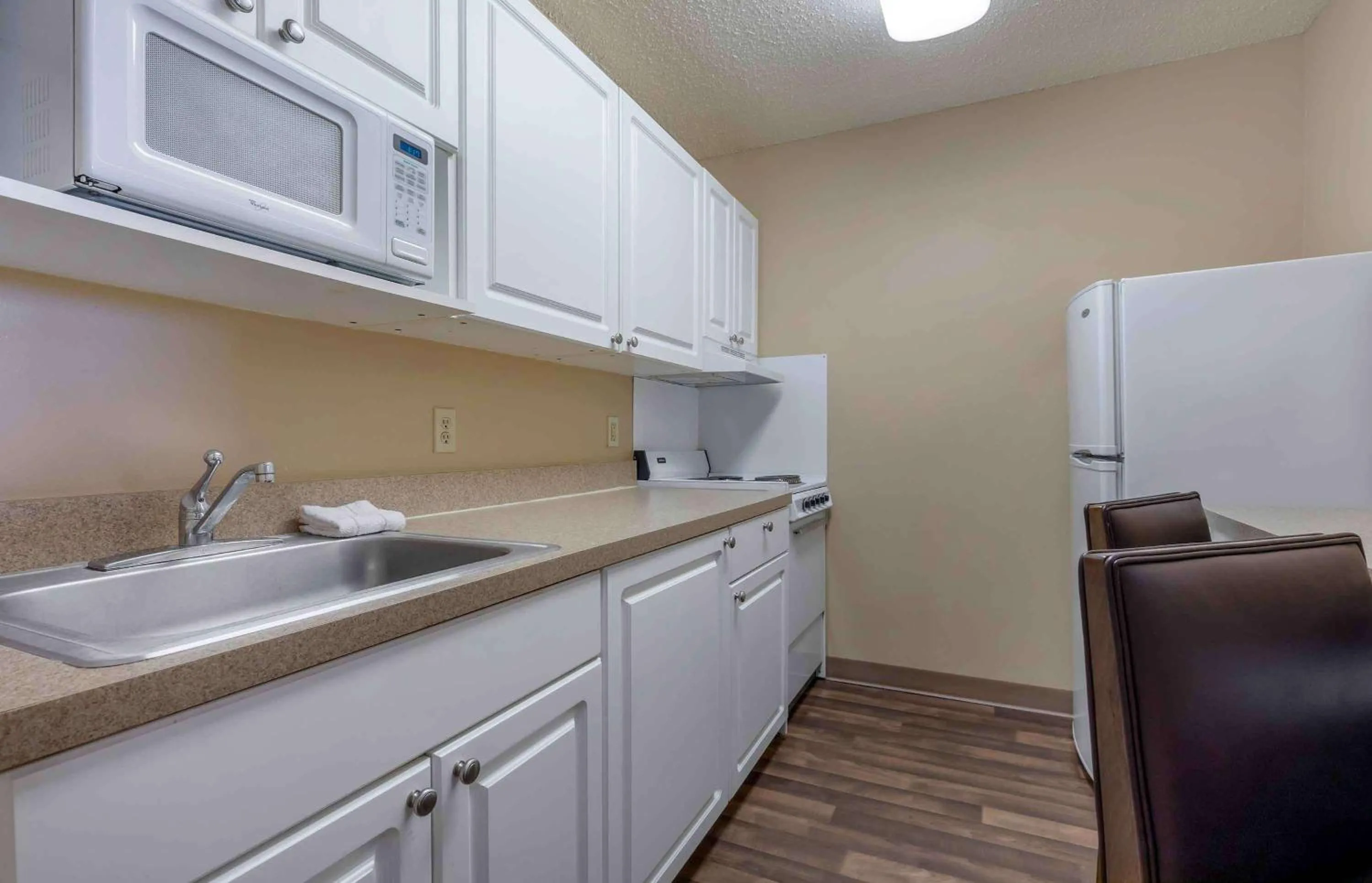 Kitchen or kitchenette in Extended Stay America Select Suites - Dallas - Farmers Branch
