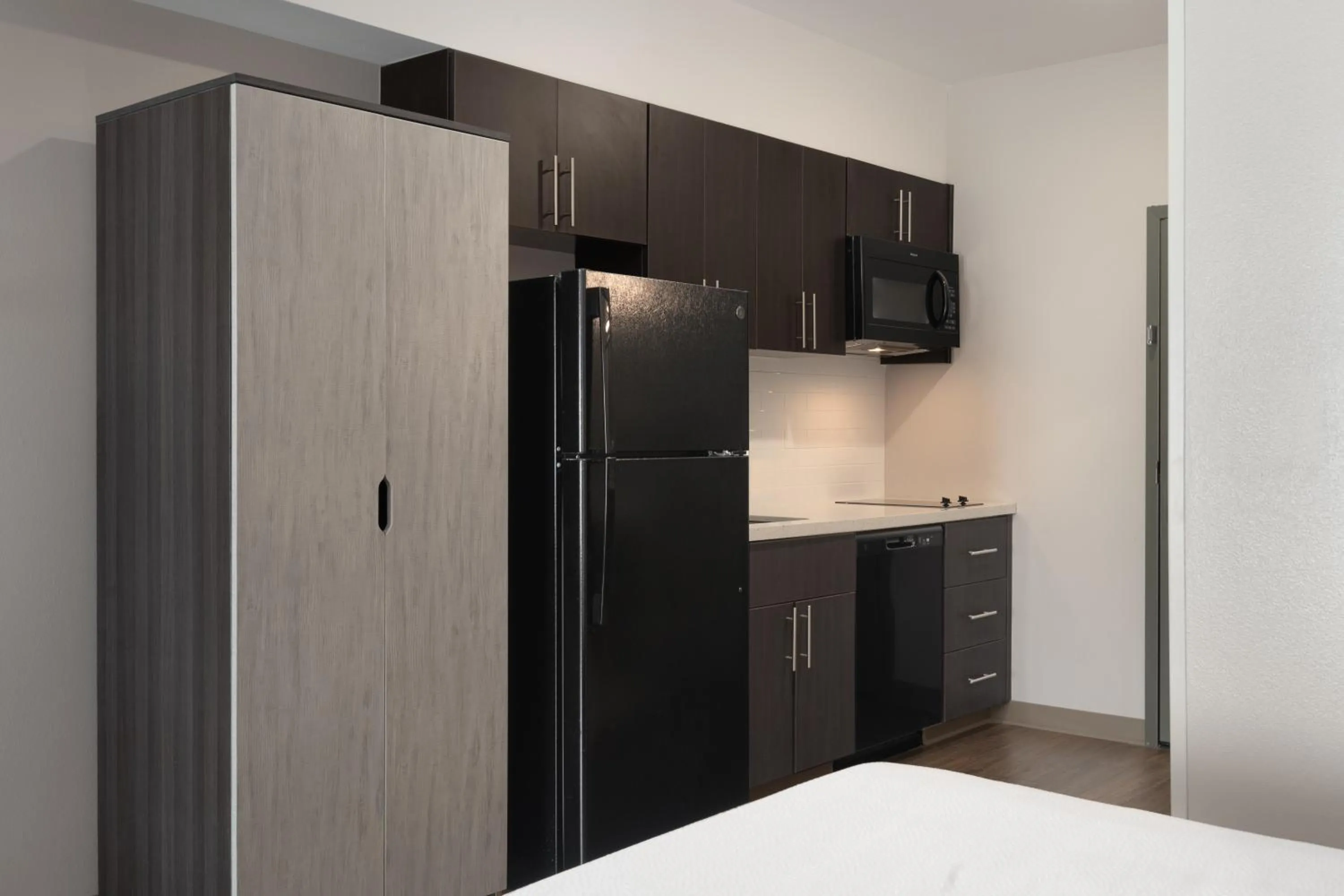 Kitchen or kitchenette, Bed in Best Western Sugar Sands Inn & Suites