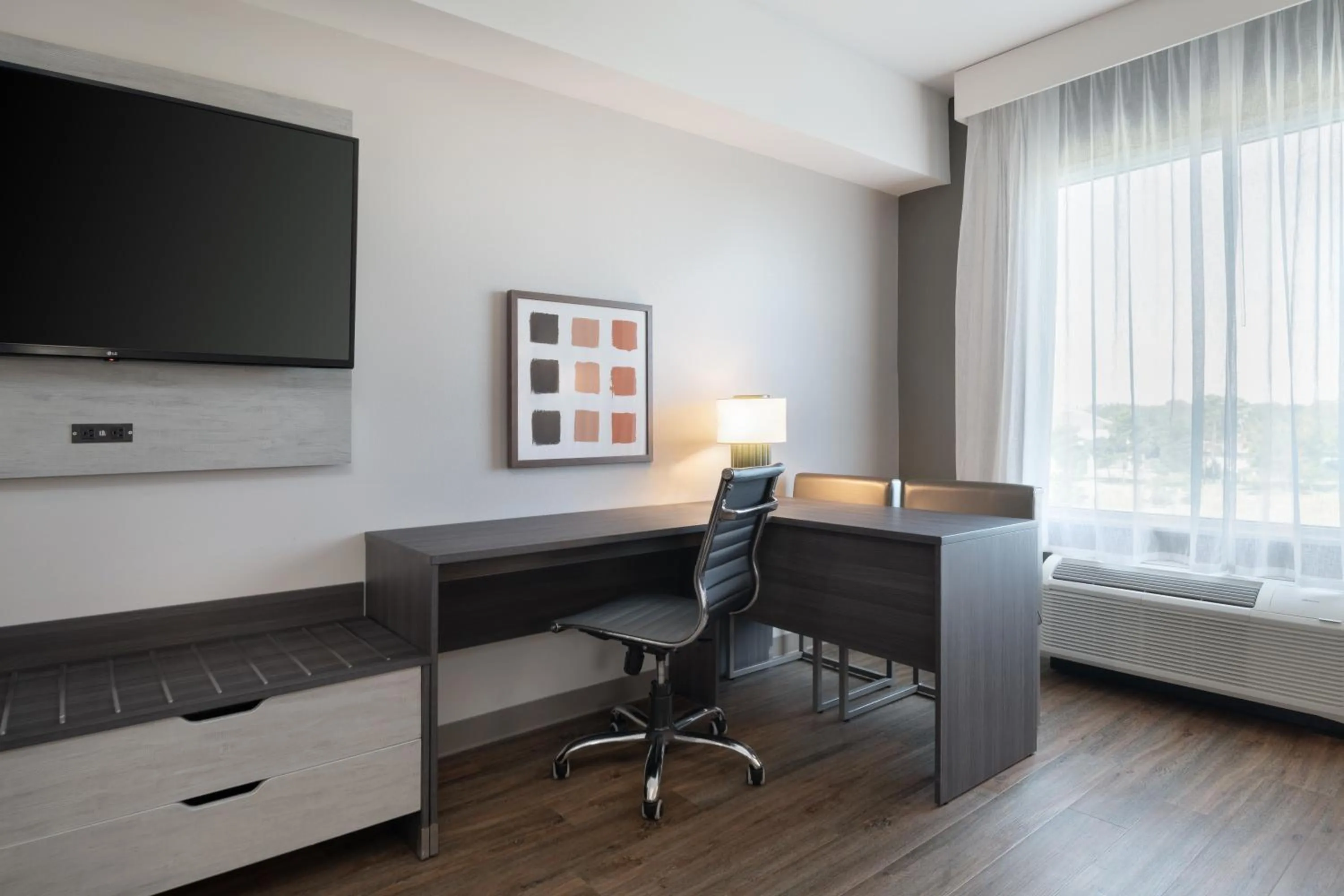 Seating area, Bed in Best Western Sugar Sands Inn & Suites