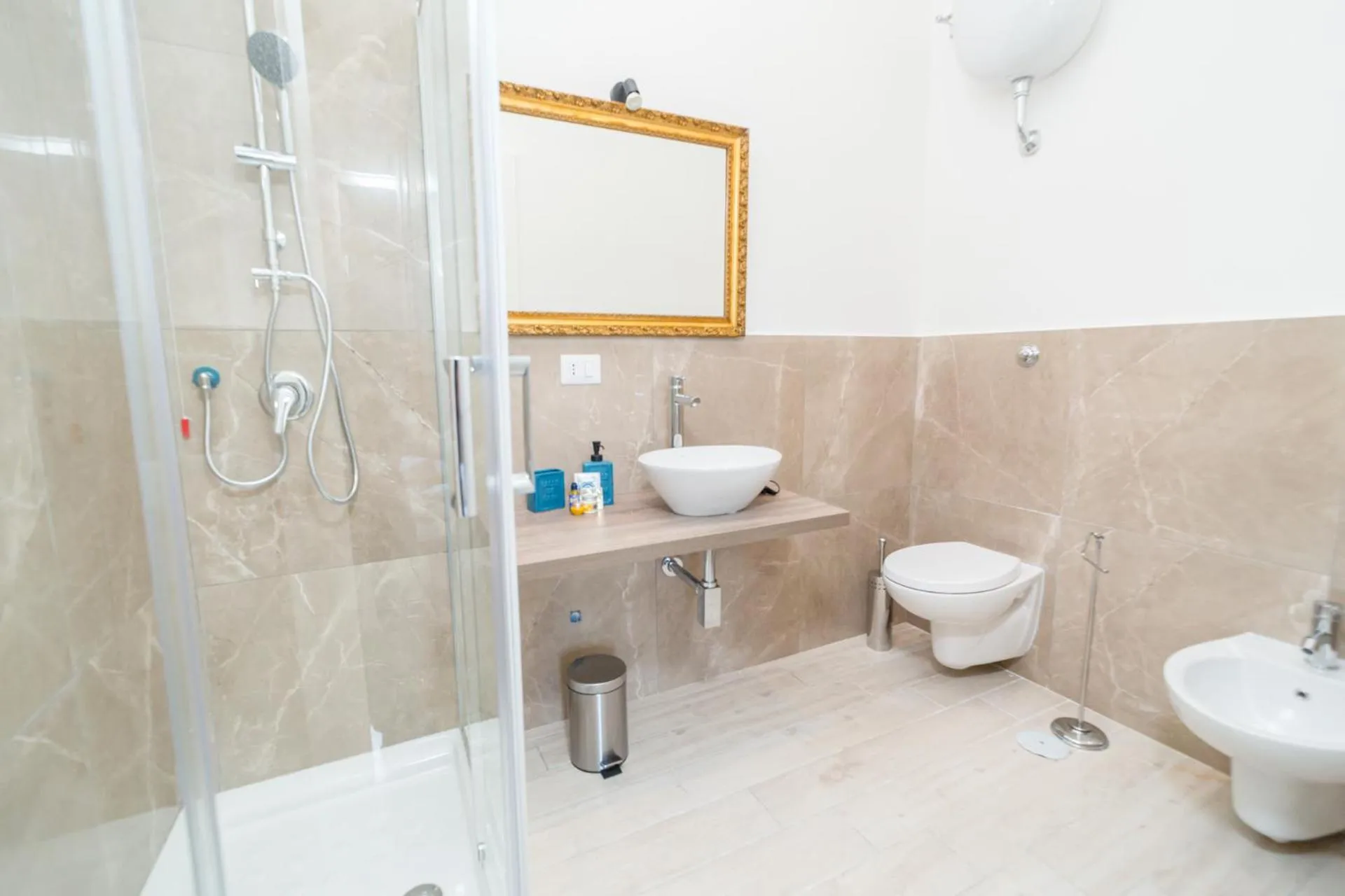 Shower in N'Art Suites - Napoli