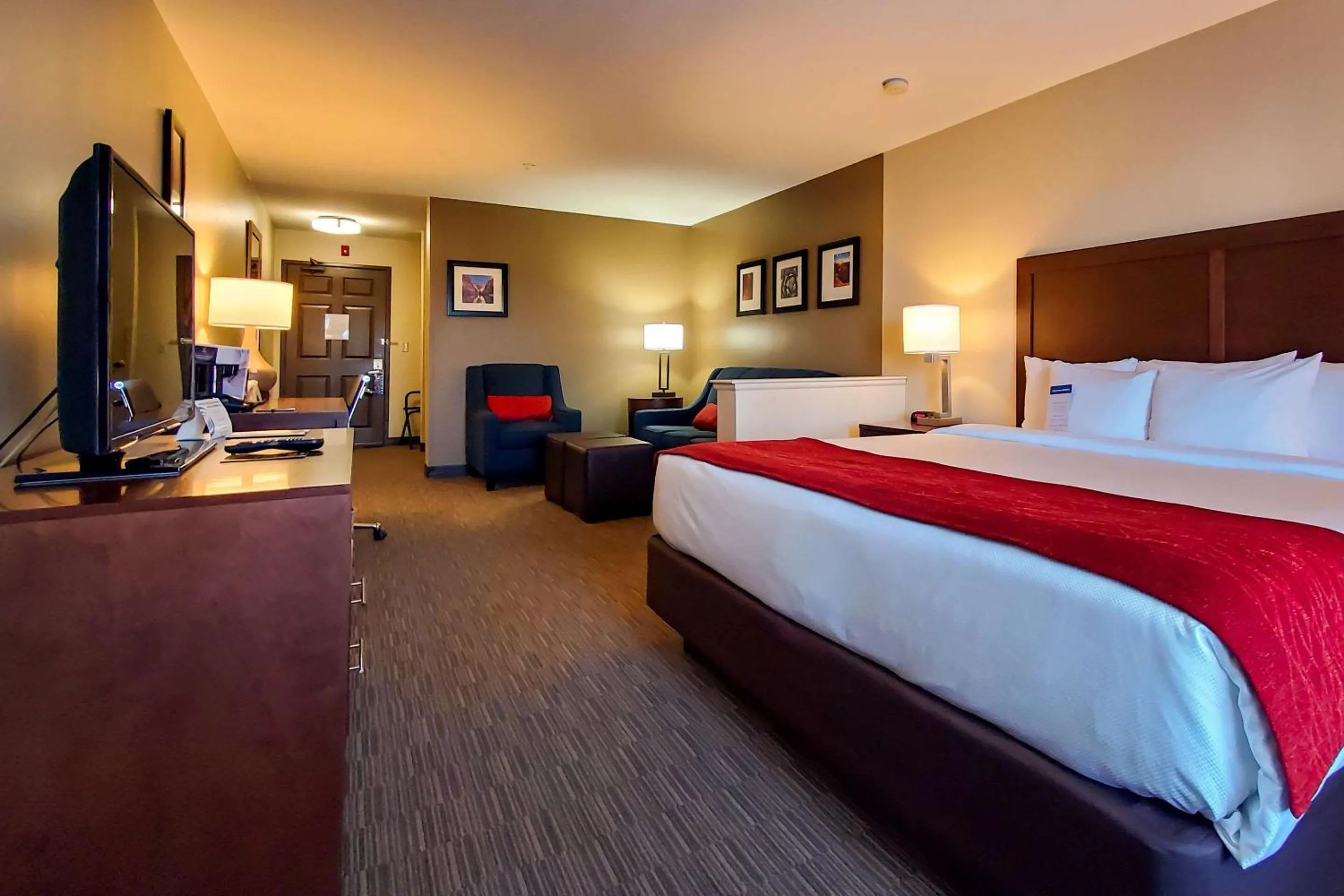 Photo of the whole room, Bed in Comfort Inn & Suites Tempe Phoenix Sky Harbor Airport