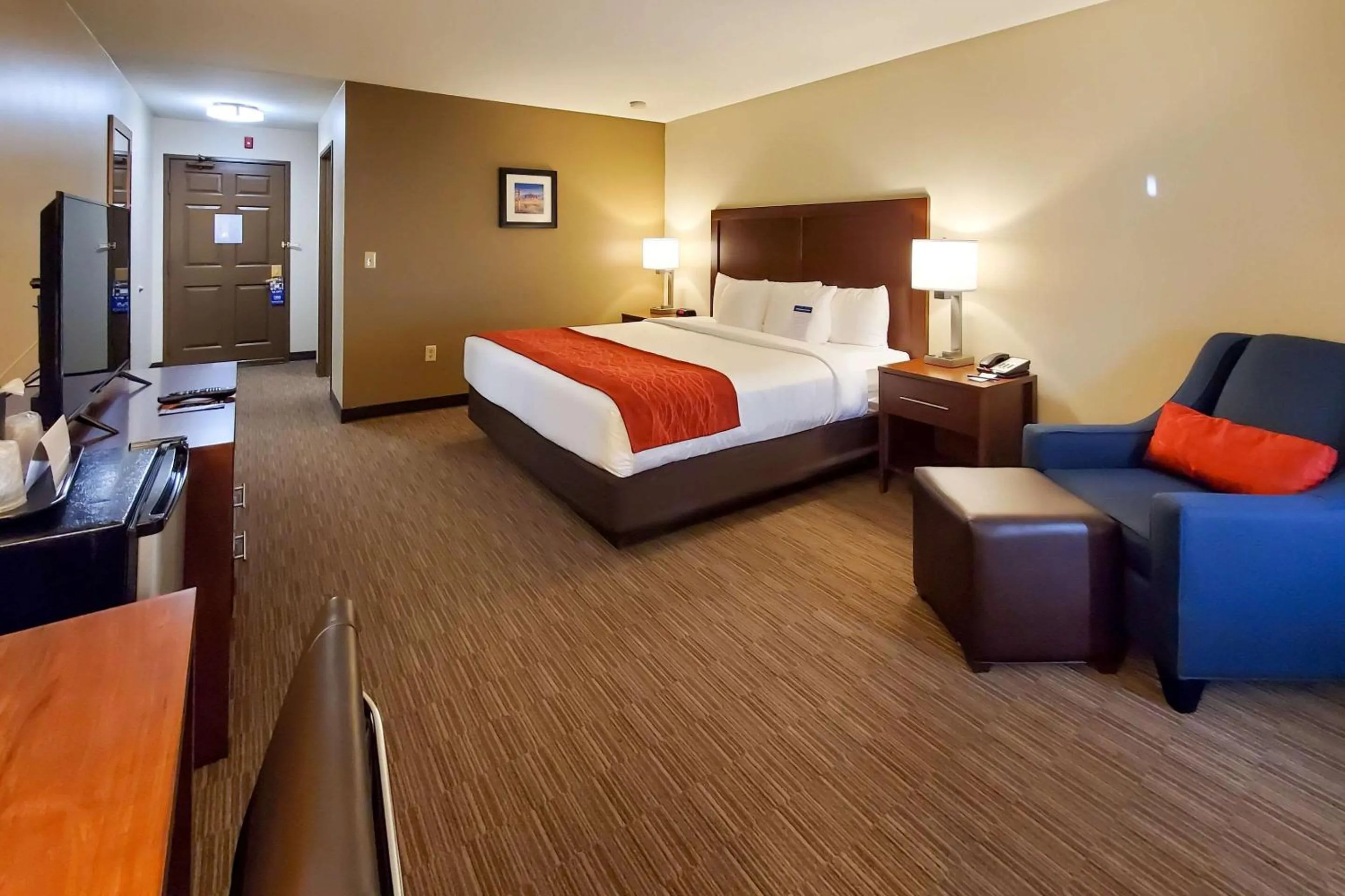 Photo of the whole room, Bed in Comfort Inn & Suites Tempe Phoenix Sky Harbor Airport