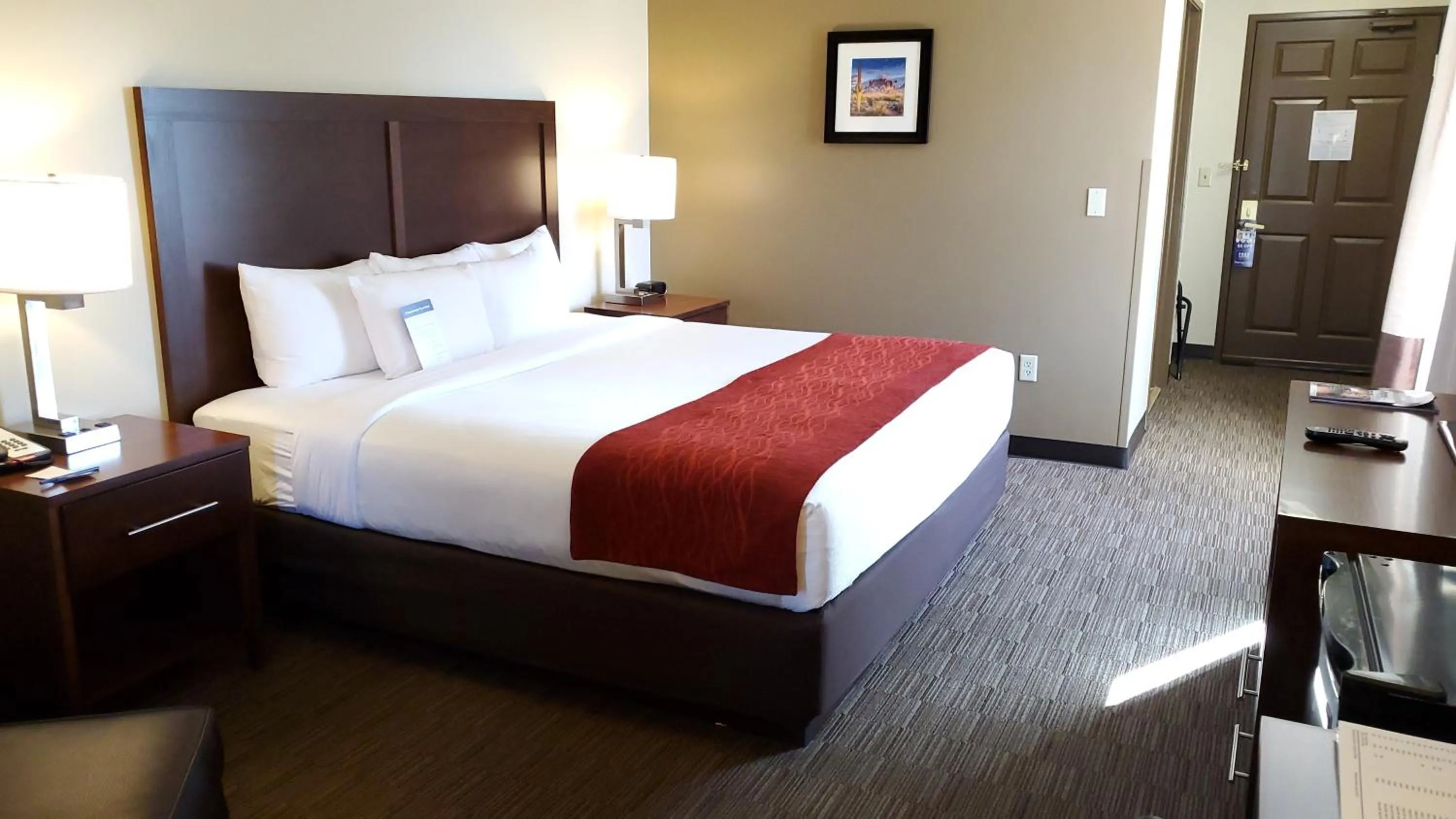 Photo of the whole room, Bed in Comfort Inn & Suites Tempe Phoenix Sky Harbor Airport