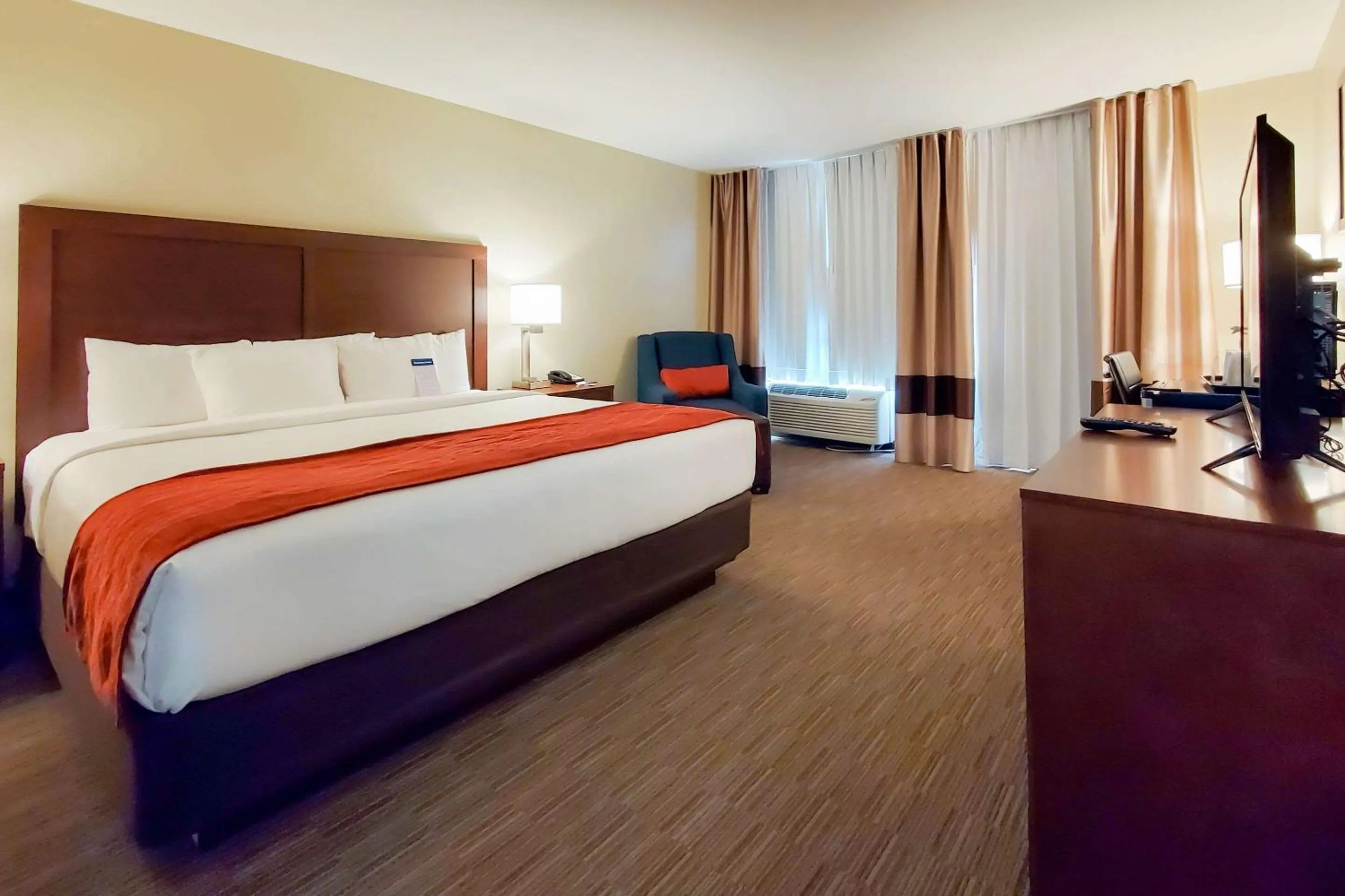 Photo of the whole room, Bed in Comfort Inn & Suites Tempe Phoenix Sky Harbor Airport
