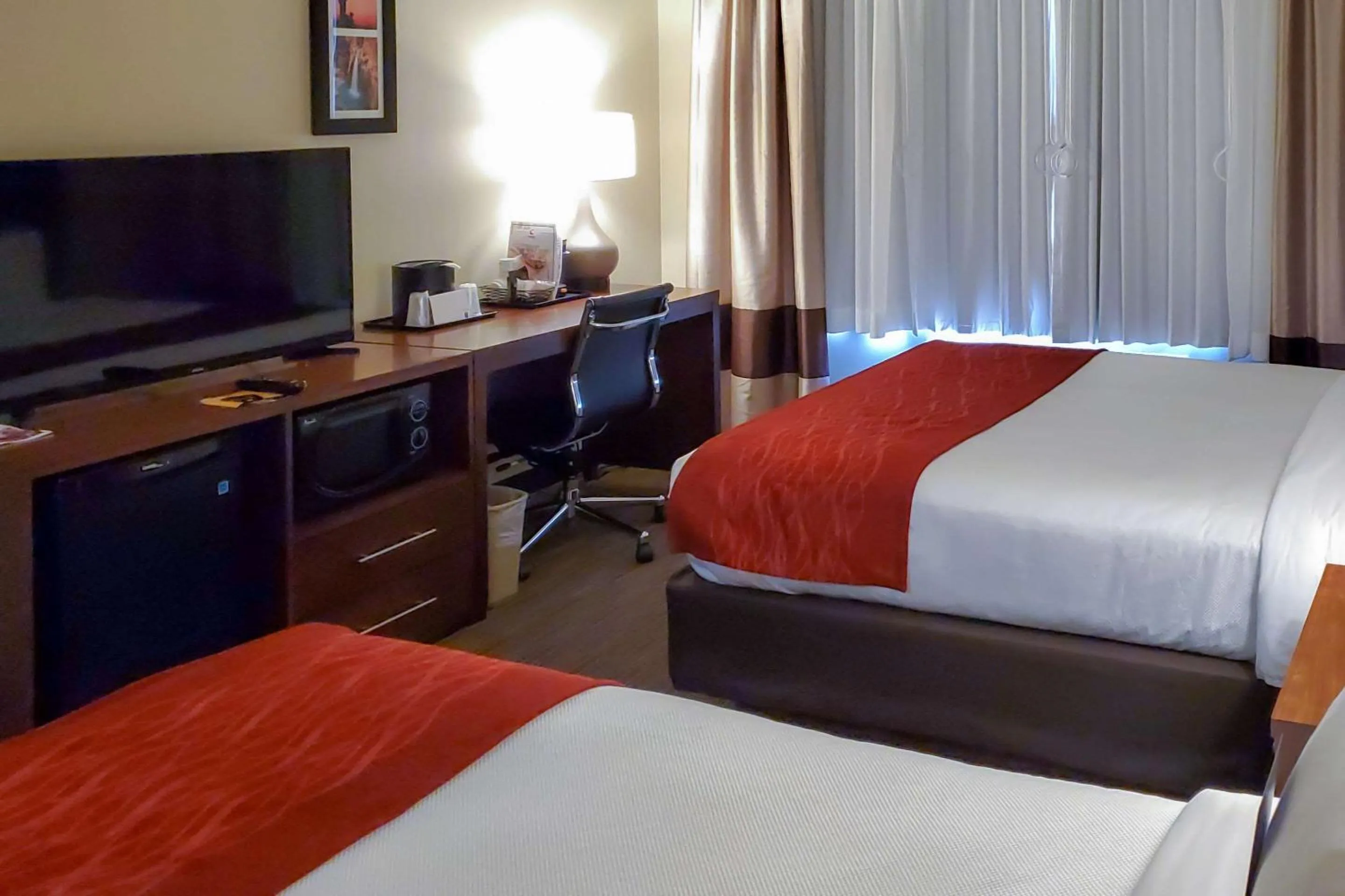 Photo of the whole room, Bed in Comfort Inn & Suites Tempe Phoenix Sky Harbor Airport