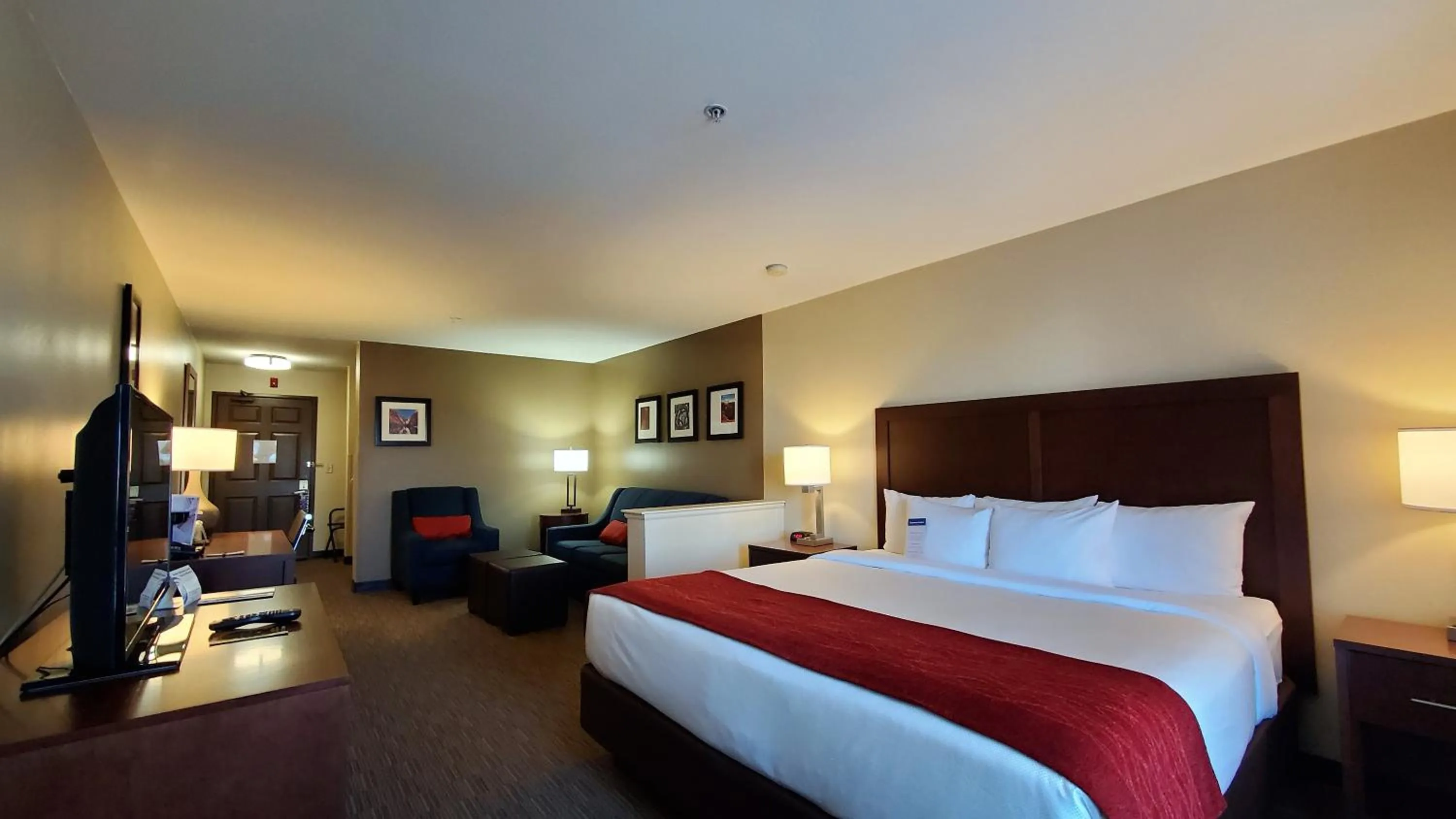 Photo of the whole room, Bed in Comfort Inn & Suites Tempe Phoenix Sky Harbor Airport