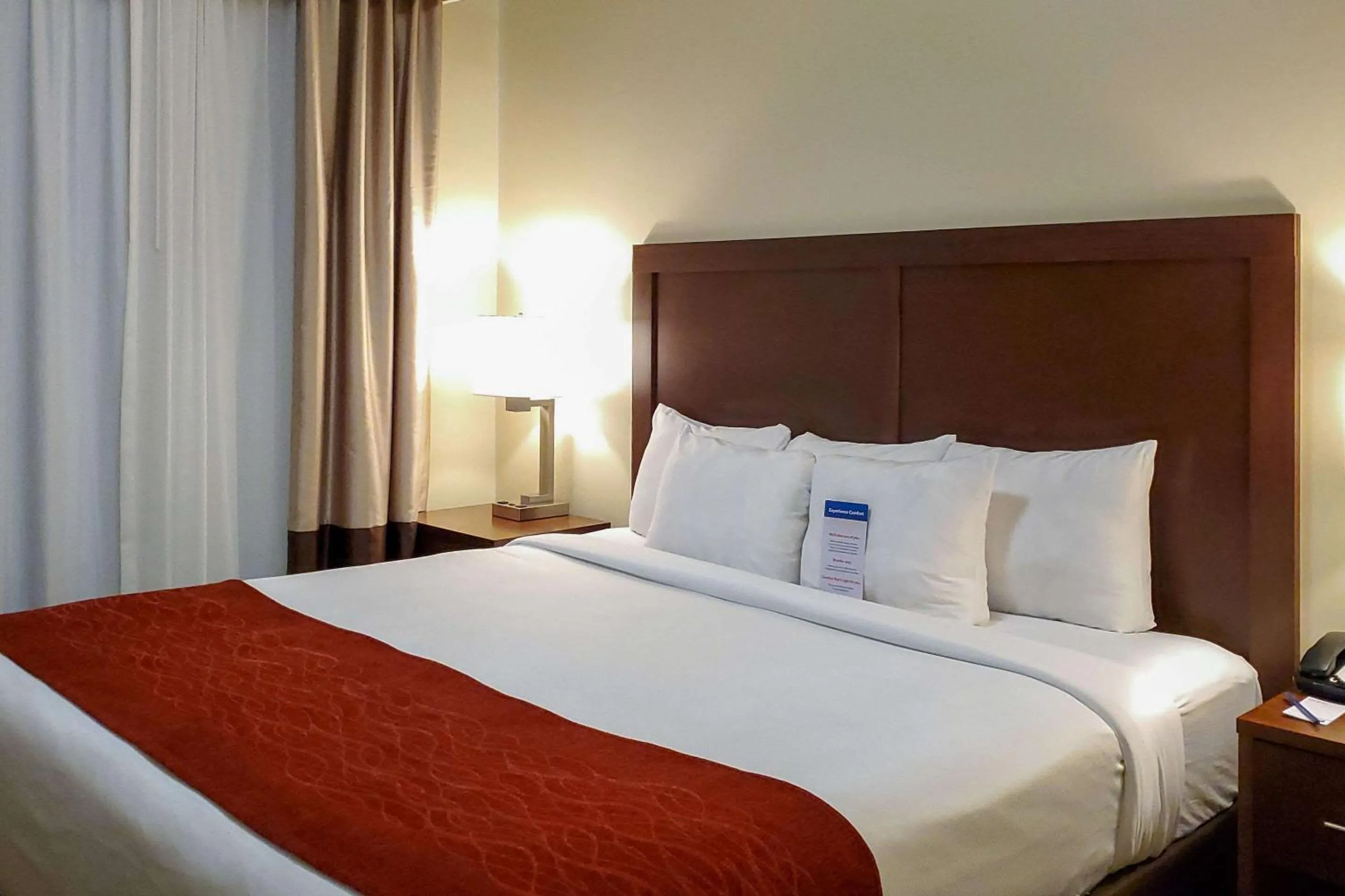 Photo of the whole room, Bed in Comfort Inn & Suites Tempe Phoenix Sky Harbor Airport