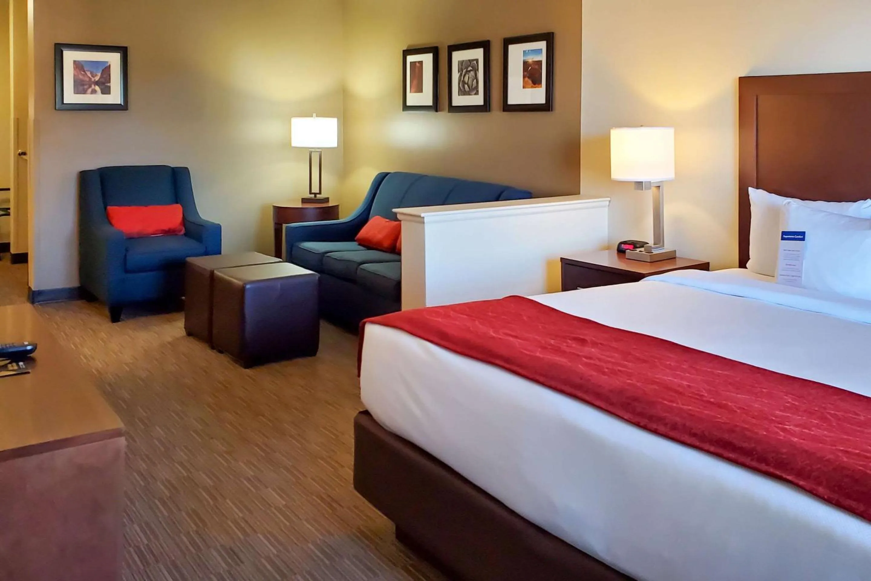 Photo of the whole room, Bed in Comfort Inn & Suites Tempe Phoenix Sky Harbor Airport