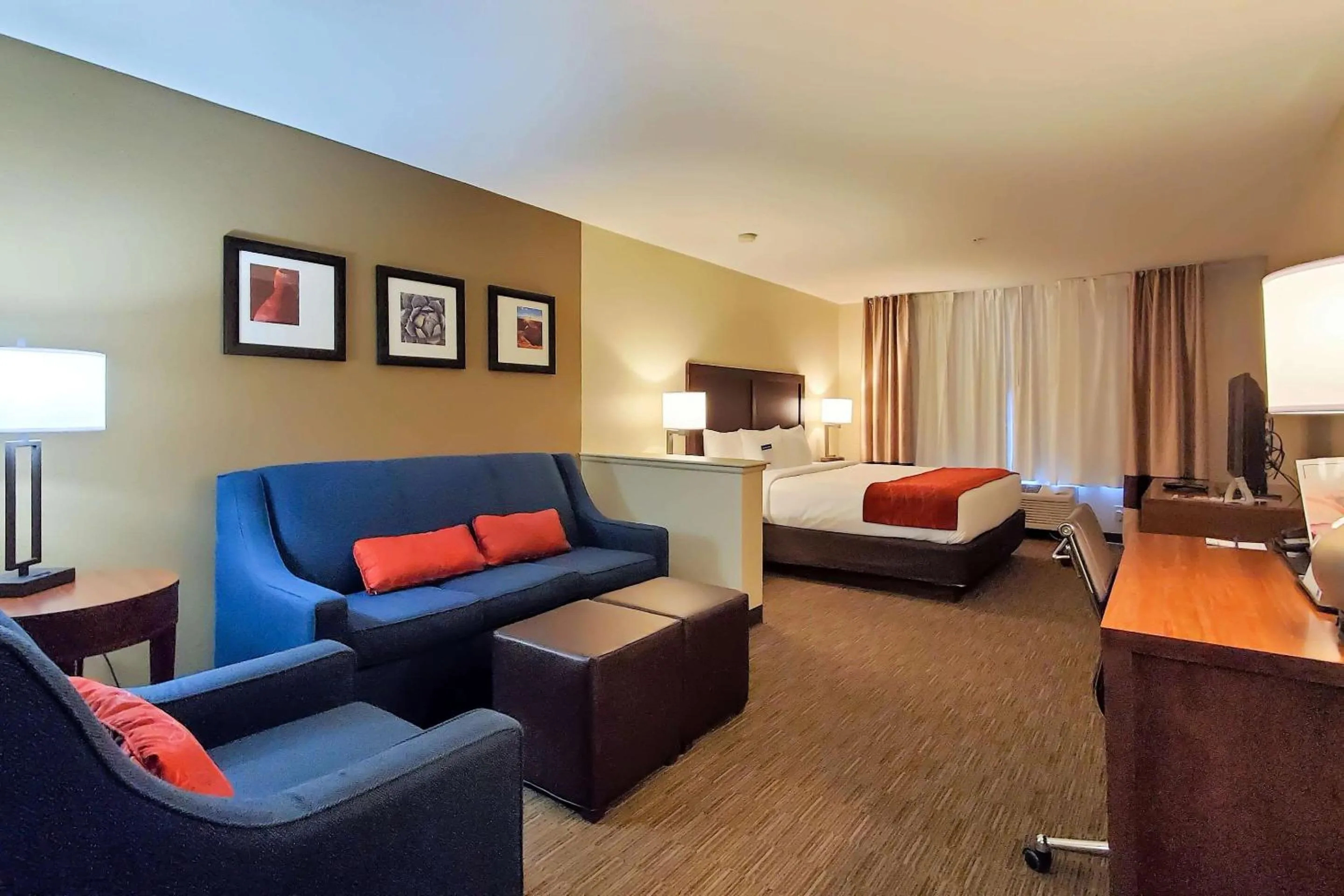 Photo of the whole room, Bed in Comfort Inn & Suites Tempe Phoenix Sky Harbor Airport